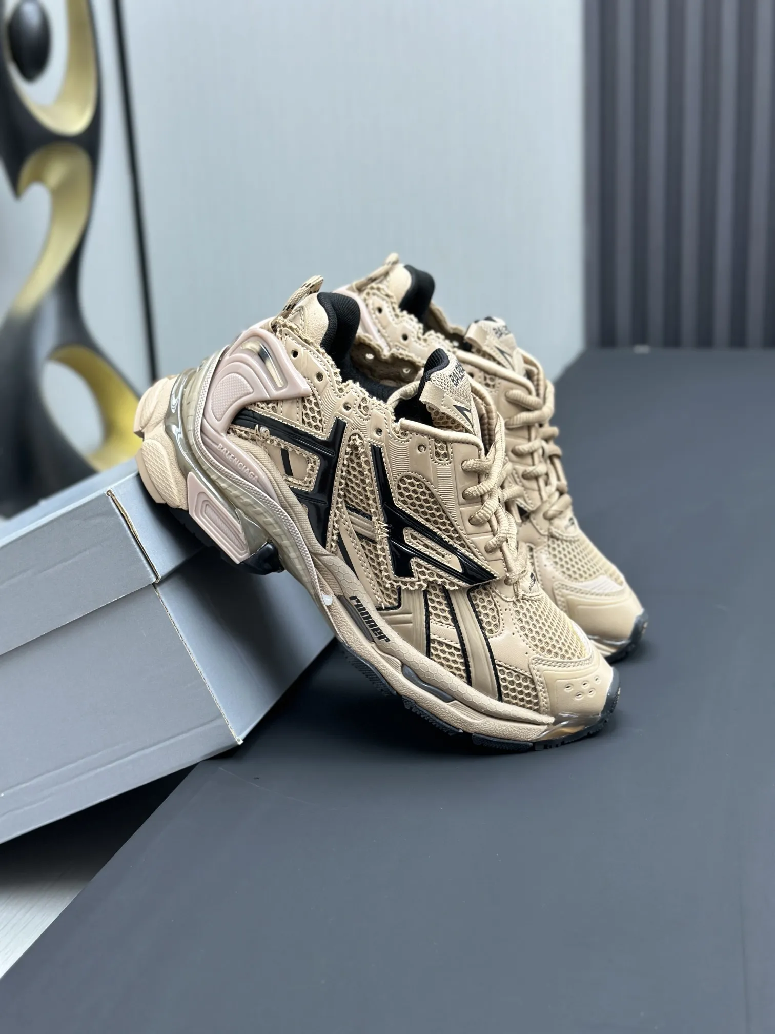 工厂价&yen;420💰纯原版本 7代 资讯：新款BALENCIAGA 巴黎世家-Runner、是通过溢胶、做旧、缝线等细节，展示了设计师 Demna 的运动鞋风格，用一双「旧鞋」传递复古感，后侧板、翘起的鞋头，则展示了 Demna 在结构上的未来构想； 原装大盒从里到外一切百分百还原官方配置 顶级专供碾压一切版本码数：35 36 37 38 39 40 41 42 43 44 45 46