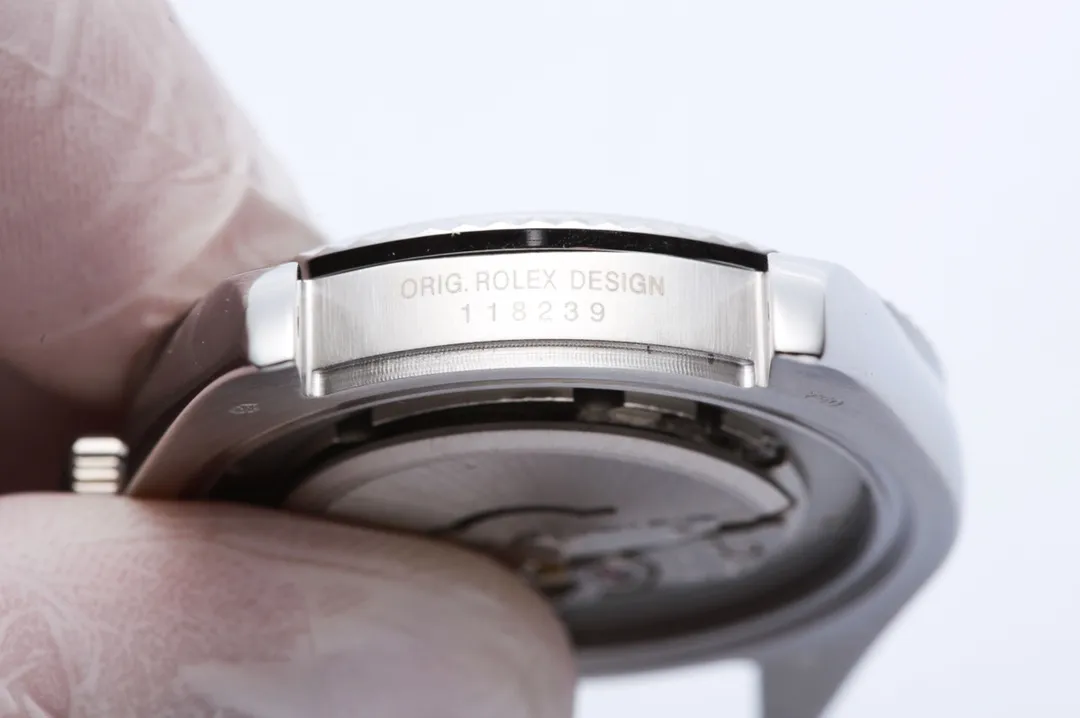 白钢: 670. 金➕20. J5强势回归‼️‼️J5出彩之作&mdash;&mdash;劳力士蚝式恒动日志型41mm系列腕表，恒久优雅！出厂编码：M126338&hellip;&hellip;6位内影编码与卡片一致，退换需整套配齐！【蚝式表壳，防水象征】腕表直径41mm，厚度跟原装一致，数据吻合正品1.经典的蚝式表壳搭配三角坑纹外圈2.把头采用旋入式设计，还原双扣锁双重防水系统3.表镜材质--抗刮损蓝水晶玻璃，防反光凸透式放大（2.5倍）日历窗【表带细节】不同表款搭配不同款钢带 1.纪念型表带Jubilee Bracelet（五珠带） 材质：不锈钢，纪念型，五排链节2.蚝式表链Oyster Bracelet（5株带）。材质：不锈钢，元首型，半环形三排链节3.表扣类型 折叠扣，隐蔽式摺叠皇冠带扣【机芯】采用精致而稳定的日本8215机芯稳重简约 矜持有度秀而不媚 恒久优雅！ （极致的复刻要求造就高品质，玩的不止是概念！） （专注原装新机） 专注是一种态度，JH出品！