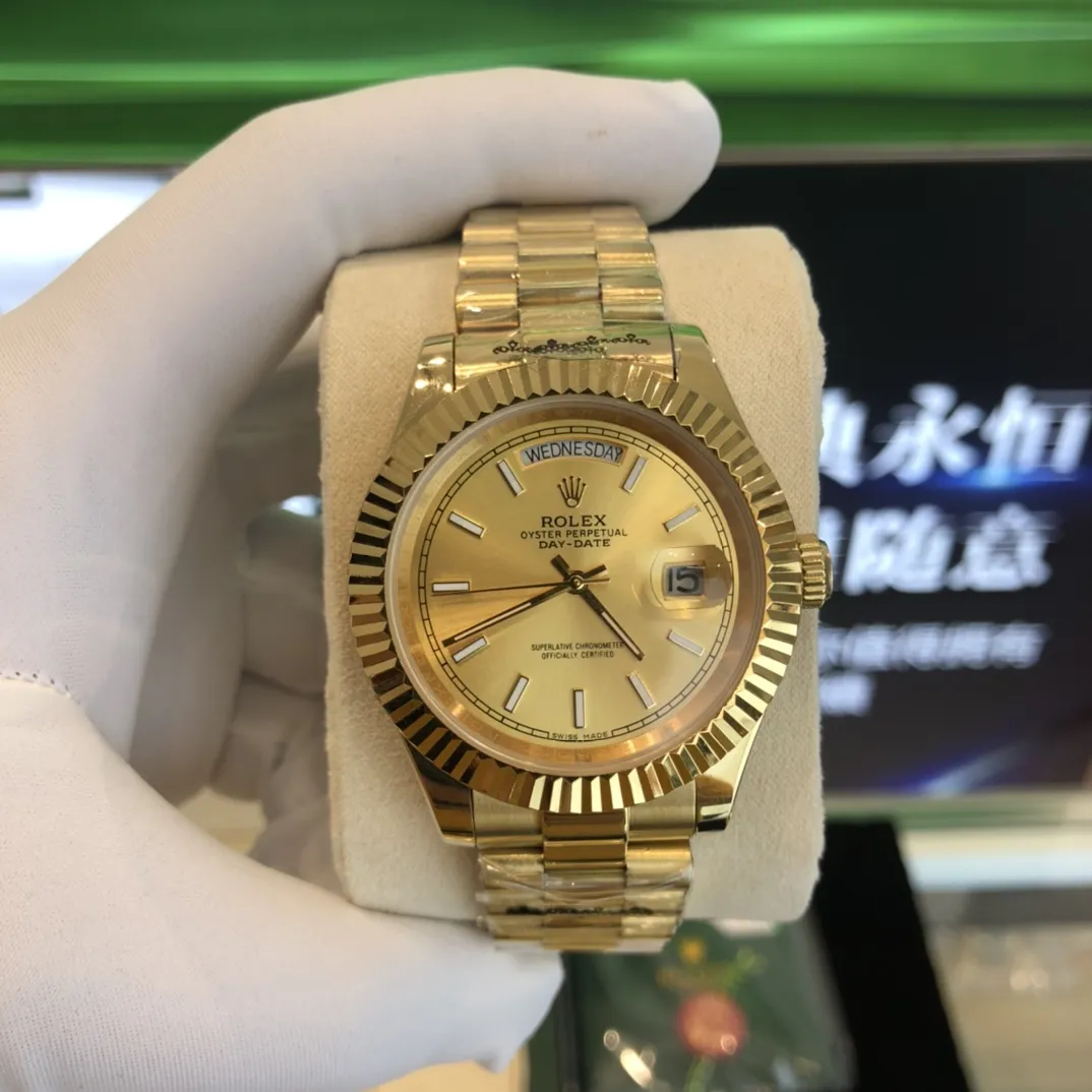 320💰 劳力士Rolex 日志系列双历腕表 采用全自动机械机芯 【表壳直径41mm 厚10mm与原装同步】有人钟情其精确，有人欣赏其典雅，有人喜爱其坚固，至尊名表劳力士（Rolex），品质精良，工艺精湛，糅合尊贵、典雅和独特气质于一身，位列世界手表业之翘楚，被称为&ldquo;精确&rdquo;的代名词！专注品质，不忘初衷！ 实物无P图拍摄效果！鉴赏精准细节精湛，演绎出奢华与精致的品牌精神，欢迎转载。