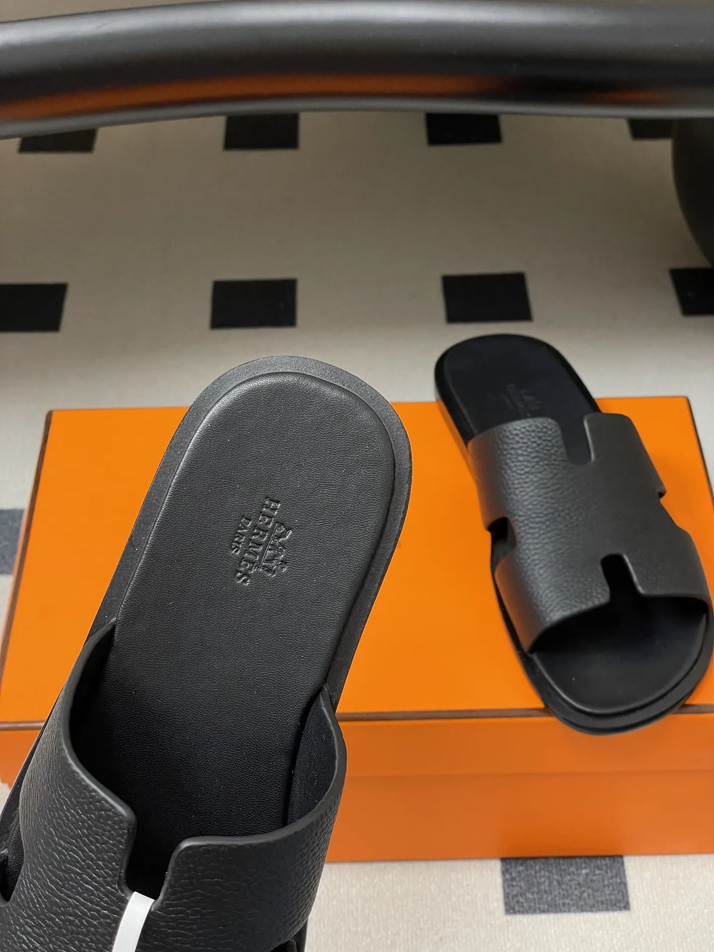 p290- Hermes 爱马仕🐎 H家 Izmir凉拖鞋系列经典款男士拖鞋 经典H型平底凉拖鞋情侣款休闲懒人鞋H拖 经典&ldquo;H&rdquo;型鞋面。打造时尚造型，可谓夏日良伴。时尚又百搭 超级舒服 每个细节都做到极致。设计简约流畅，打造时尚柔美的晚装造型。 鞋面：定制牛皮 鞋底：意大利真皮大底 码数：女35-39（40.41定做不退换） 男39-44（38.45定做不退换）