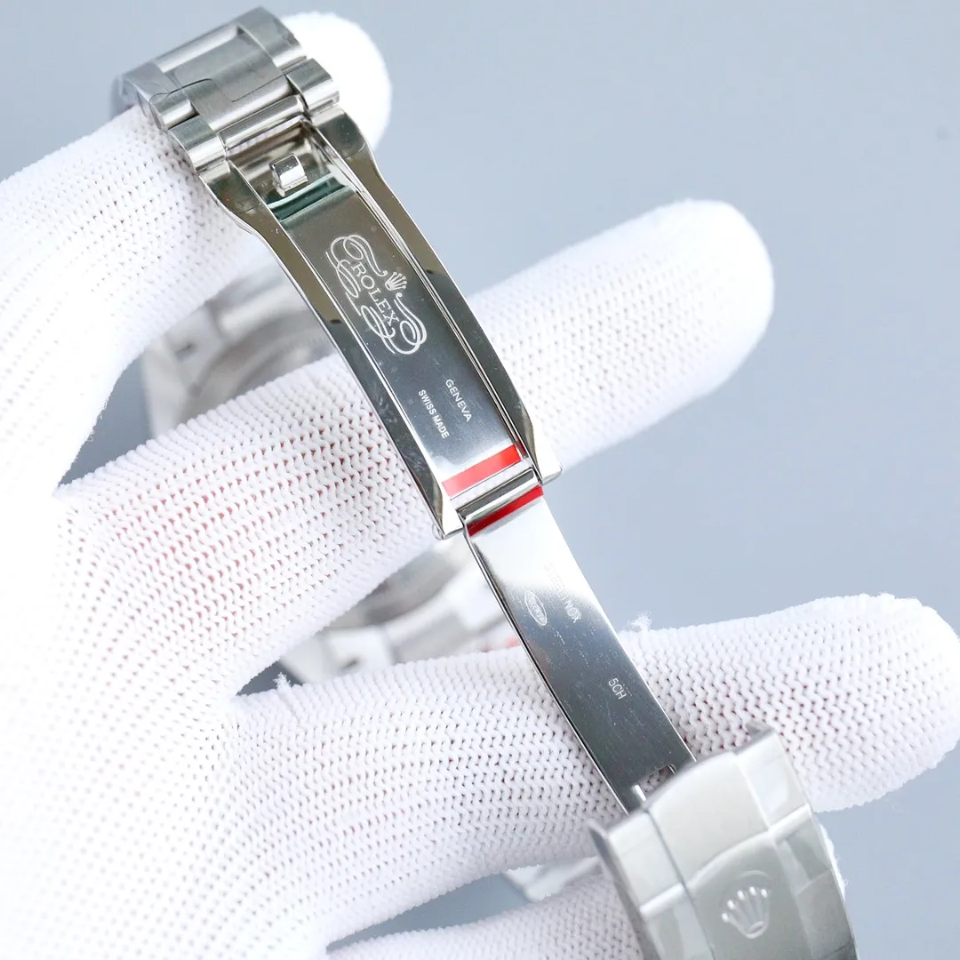 统一价1200 💎C新品劳力士蚝式恒动型41系列1⃣️搭配劳力士全新3230一体机芯;2⃣️表径41mm与原装一致;3⃣️表盘打磨字钉顶级瑞士冰蓝色夜光,与劳力士原厂夜光一致;4⃣️超级904钢材质,镜面蓝宝石玻璃;5⃣️表带顶级做工蚝式钢三格链节、给予手腕最高最好的舒适度,每个极致的细节都是工厂匠心开发的诚意!!!