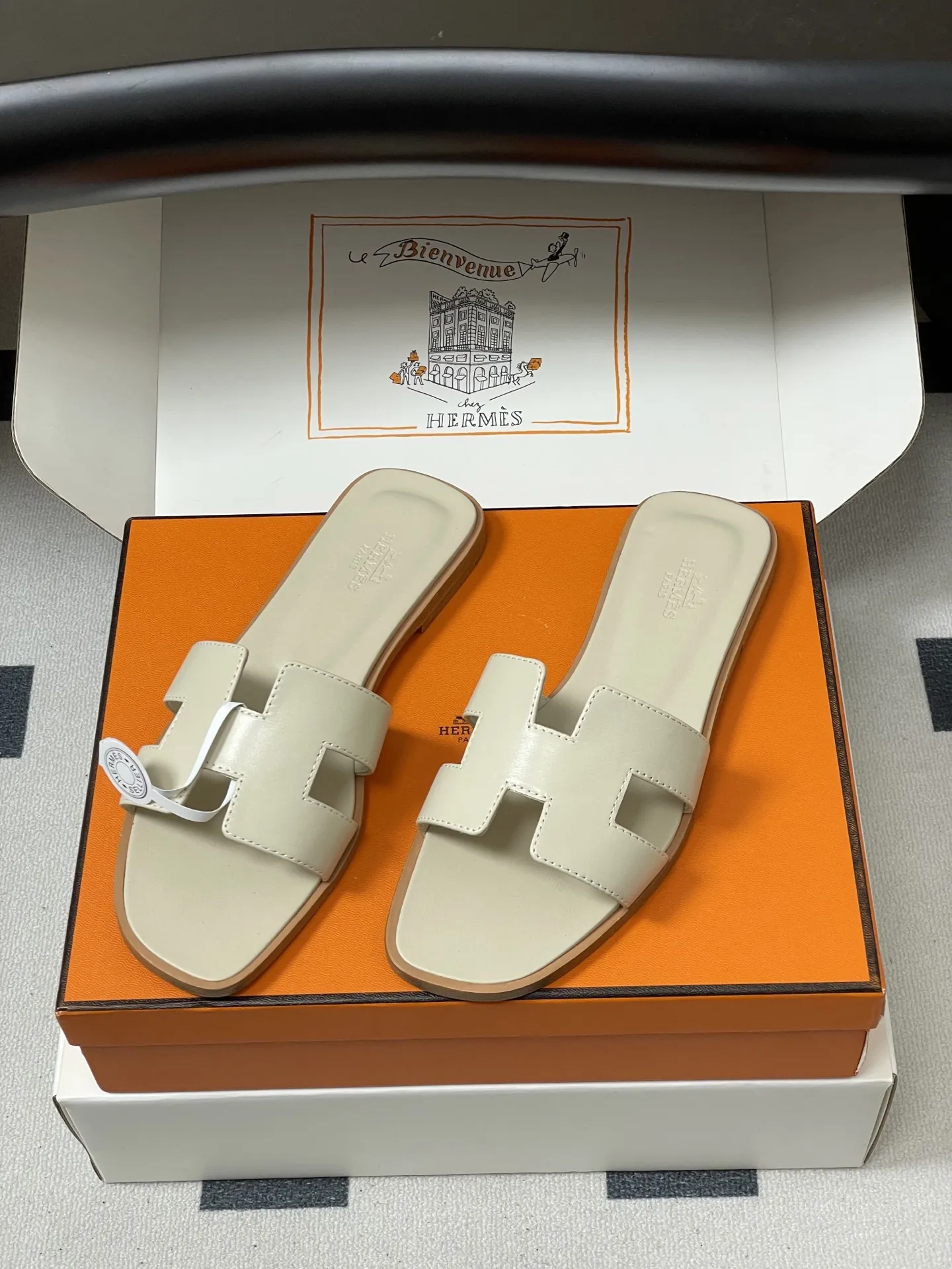 p280-顶级品质(配高档飞机盒✈️/丝巾) Hermes 爱马仕🐎 H家Oran万年经典款‘H’拖鞋 经典百搭的H拖鞋 🆕最新配色 经典“H”型鞋面。打造时尚造型,可谓夏日良伴。时尚又百搭 超级舒服 每个细节都做到极致。设计简约流畅,打造时尚柔美的晚装造型。 鞋面:定制小牛皮 内里垫脚:小羊皮 鞋底:意大利A级双层真皮大底 码数:35-39(34.40.41.42.43定做不退换)