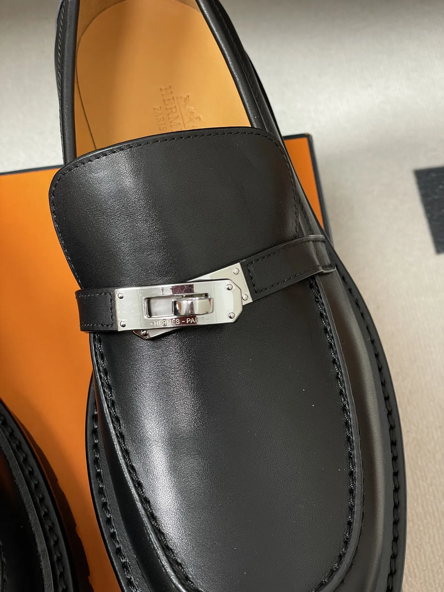 p400-顶级品质 Hermes 爱马仕🐎 H家Icone乐福鞋系列 经典Kelly扣厚底乐福鞋老钱风麂皮绒面增高小皮鞋 小牛皮和反绒牛皮乐福鞋,搭配功能性Kelly鞋扣和轻盈凹槽鞋底。打造时尚都市造型。 鞋面:定制小牛皮/牛反绒 内里垫脚:羊皮 鞋底:真皮沿条/组合橡胶大底 码数:35-39(40.41.42定做不退换)