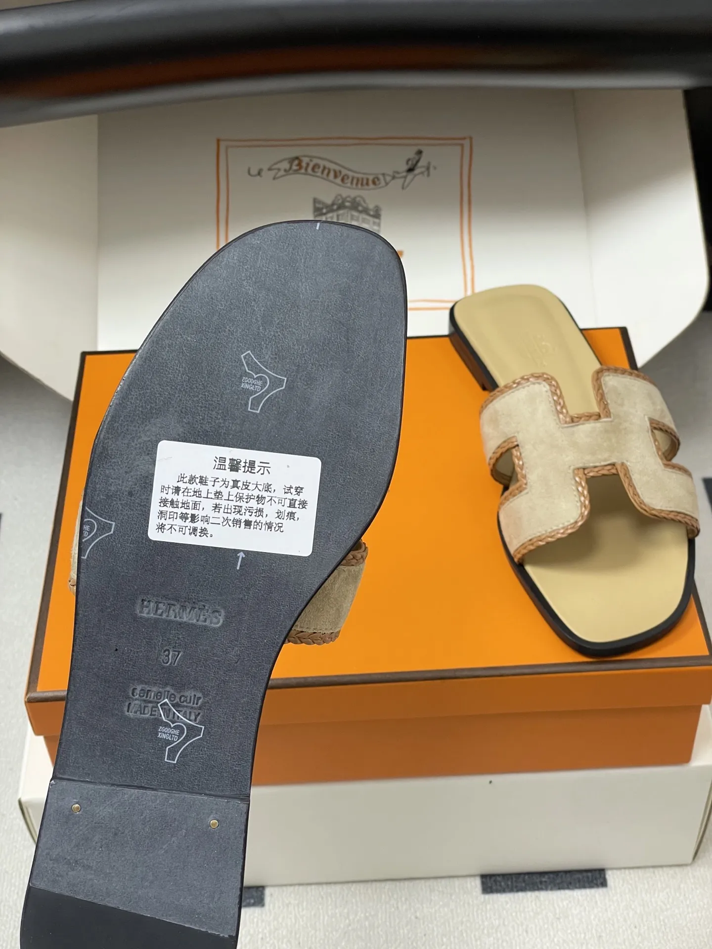 p320-顶级品质(配高档飞机盒✈️/丝巾) Hermes 爱马仕🐎 Oran凉鞋编织麂皮系列 2026H家最新版面 经典H编织绒面H鞋面凉拖鞋 编织麂皮山羊皮凉鞋,经典“H”型鞋面 打造时尚造型,可谓夏日良伴。 时尚又百搭 搭配H鞋面 超级舒服 每个细节都做到极致。设计简约流畅,打造时尚柔美的晚装造型。 鞋面:定制麂皮/手工编织 内里垫脚:羊皮 鞋底:意大利A级真皮大底 码数:35-39(34.40.41.42.43定做不退换)