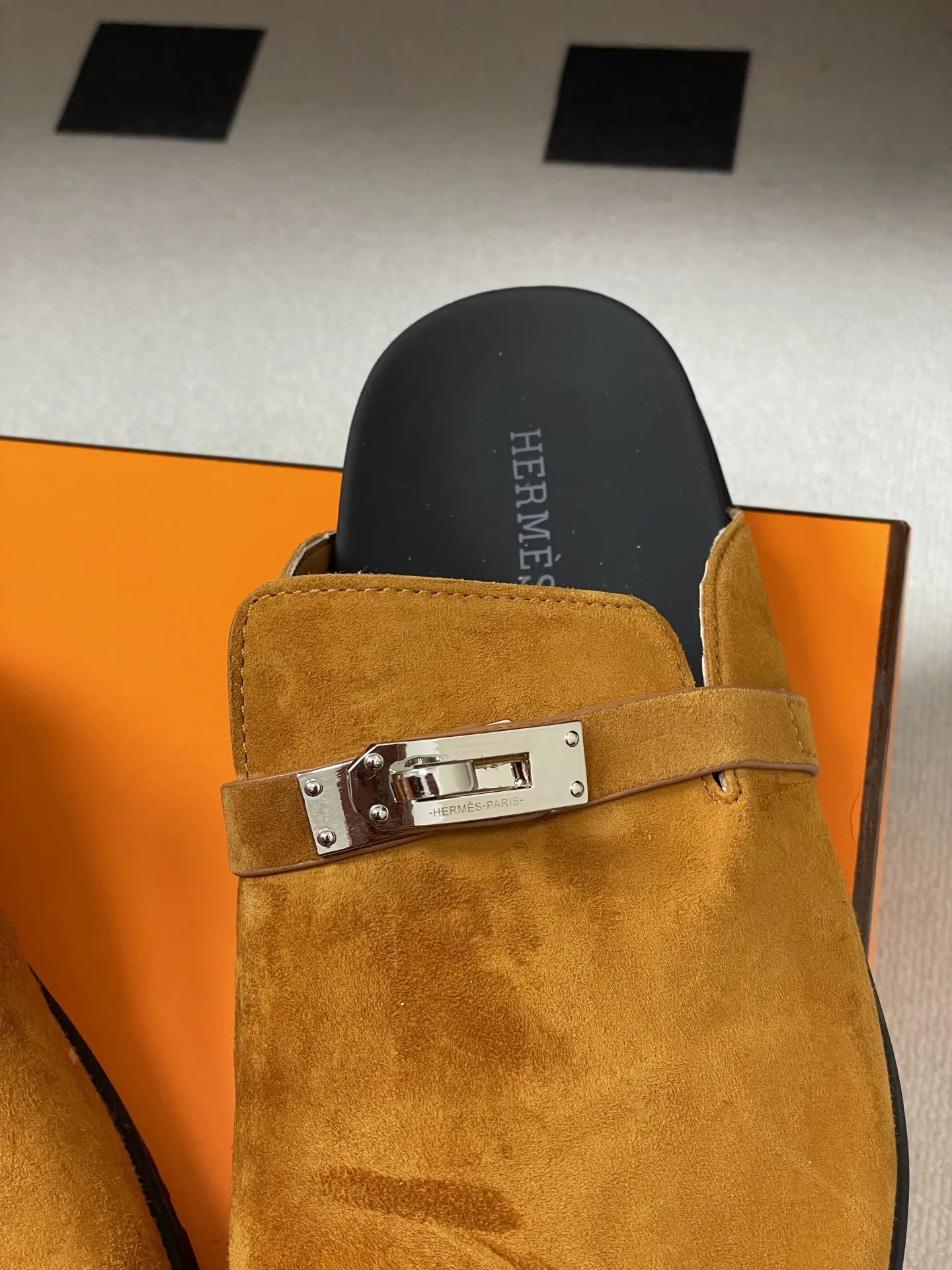 p240-男码➕10 Hermes 爱马仕🐎 H家 Kelly扣穆勒鞋系列勃肯鞋经典款二舅拖鞋包头半拖鞋情侣款休闲懒人穆勒鞋勃肯厚底凉拖鞋 这双鞋子融合了奢华、休闲与时尚等多种风格元素。爱马仕的品牌加持赋予了它高端奢华的气质,而穆勒鞋型和羊皮内衬又让它兼具休闲舒适的特质,金属扣装饰细节则为其增添了时尚感,使其在众多鞋款中脱颖而出。 鞋面:高丝光牛猄皮 内里垫脚:羊皮 鞋底:原版开模TPU防滑大底 码数:女35-39(40.41定做不退换) 男39-44(38.45.46定做不退换)