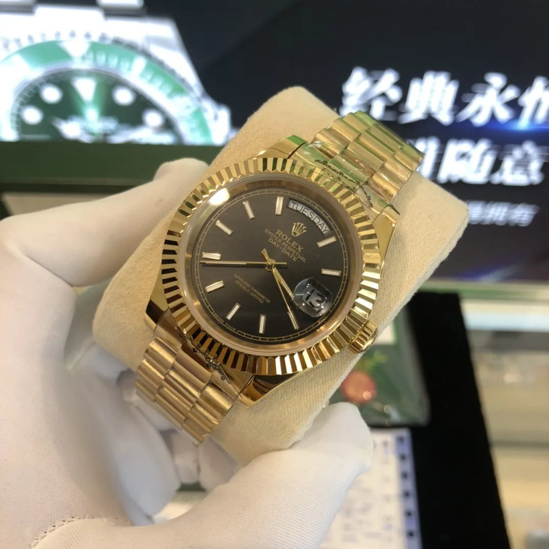 320💰 劳力士Rolex 日志系列双历腕表 劳力士Rolex 日志系列双历腕表 采用全自动机械机芯 【表壳直径41mm 厚10mm与原装同步】有人钟情其精确,有人欣赏其典雅,有人喜爱其坚固,至尊名表劳力士(Rolex),品质精良,工艺精湛,糅合尊贵、典雅和独特气质于一身,位列世界手表业之翘楚,被称为“精确”的代名词!专注品质,不忘初衷! 实物无P图拍摄效果!演绎出奢华与精致的品牌精神,欢迎转载。