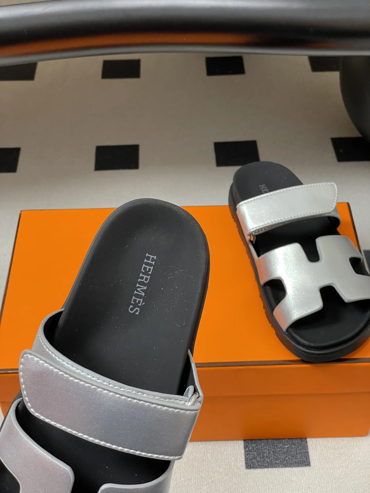 p240-男码➕10 Hermes 爱马仕🐎 H家 Cheryp 经典款二舅拖鞋H型魔术贴平底二舅凉拖鞋情侣款休闲懒人鞋🆕新配色 各色真皮裁切几何H型,设计鞋面,散发优雅魅力。真皮机能凉鞋,搭配人体工学橡胶鞋底和可调节袢带。设计简约流畅,打造舒适休闲造型。 鞋面:牛皮/细腻羊猄皮 鞋底:原版开模TPU防滑大底 码数:女35-39(40.41定做不退换) 男39-44(38.45定做不退换)
