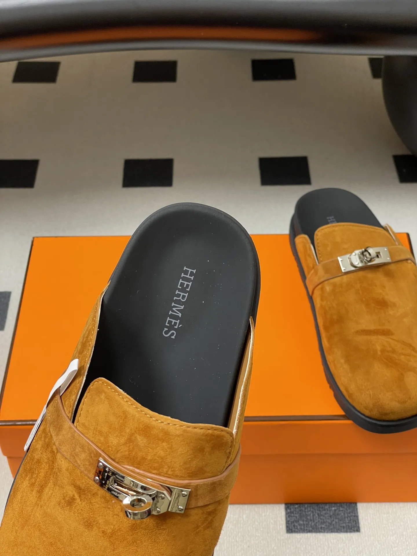 p240-男码➕10 Hermes 爱马仕🐎 H家 Kelly扣穆勒鞋系列勃肯鞋经典款二舅拖鞋包头半拖鞋情侣款休闲懒人穆勒鞋勃肯厚底凉拖鞋 这双鞋子融合了奢华、休闲与时尚等多种风格元素。爱马仕的品牌加持赋予了它高端奢华的气质，而穆勒鞋型和羊皮内衬又让它兼具休闲舒适的特质，金属扣装饰细节则为其增添了时尚感，使其在众多鞋款中脱颖而出。 鞋面：高丝光牛猄皮 内里垫脚：羊皮 鞋底：原版开模TPU防滑大底 码数：女35-39（40.41定做不退换） 男39-44（38.45.46定做不退换）