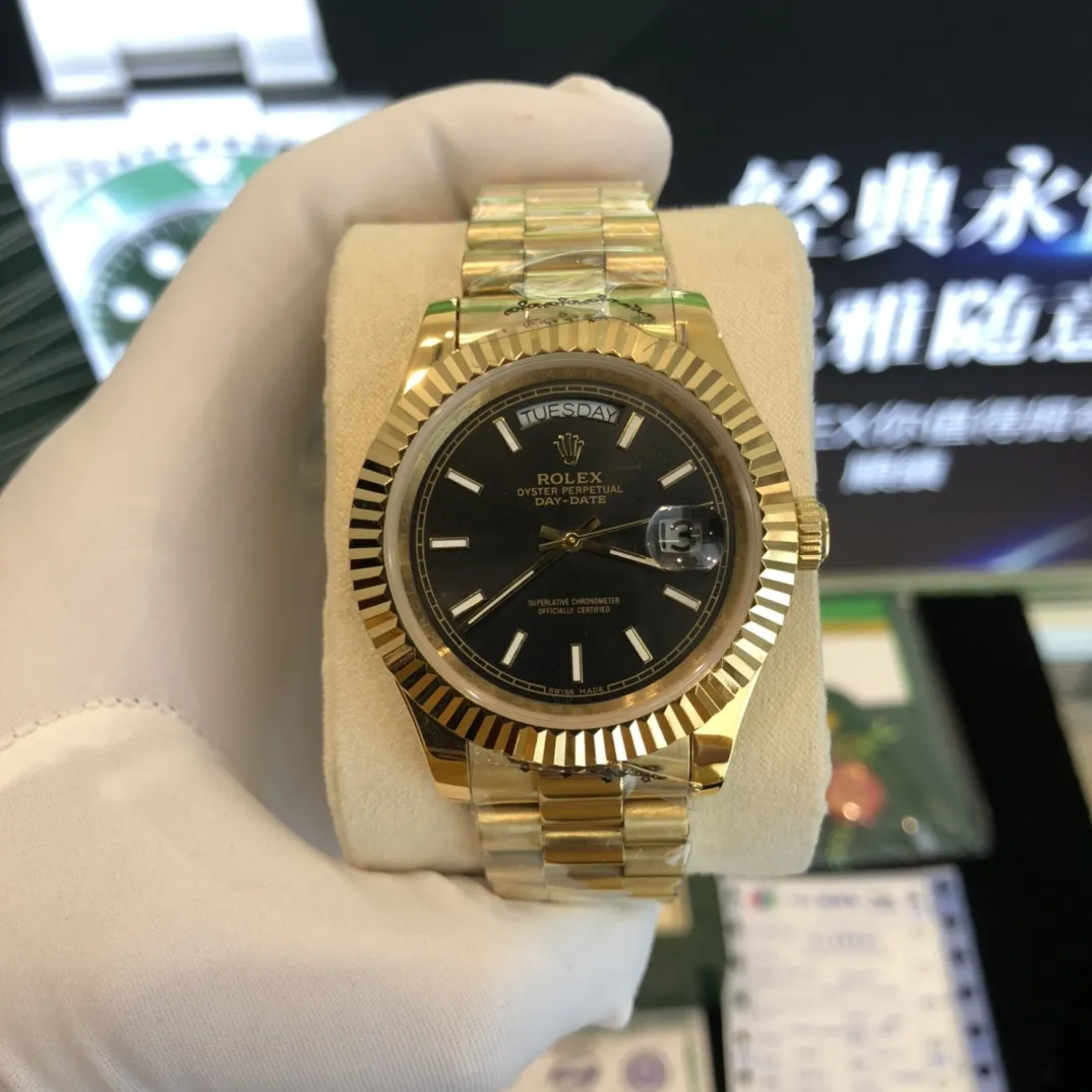 320💰 劳力士Rolex 日志系列双历腕表 劳力士Rolex 日志系列双历腕表 采用全自动机械机芯 【表壳直径41mm 厚10mm与原装同步】有人钟情其精确,有人欣赏其典雅,有人喜爱其坚固,至尊名表劳力士(Rolex),品质精良,工艺精湛,糅合尊贵、典雅和独特气质于一身,位列世界手表业之翘楚,被称为“精确”的代名词!专注品质,不忘初衷! 实物无P图拍摄效果!演绎出奢华与精致的品牌精神,欢迎转载。