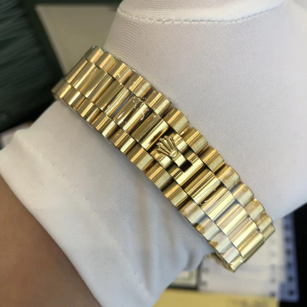 320💰 劳力士Rolex 日志系列双历腕表 劳力士Rolex 日志系列双历腕表 采用全自动机械机芯 【表壳直径41mm 厚10mm与原装同步】有人钟情其精确,有人欣赏其典雅,有人喜爱其坚固,至尊名表劳力士(Rolex),品质精良,工艺精湛,糅合尊贵、典雅和独特气质于一身,位列世界手表业之翘楚,被称为“精确”的代名词!专注品质,不忘初衷! 实物无P图拍摄效果!演绎出奢华与精致的品牌精神,欢迎转载。