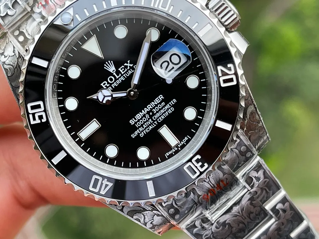 玩到极致是一种什么样的体验？劳力士经典水鬼与手工雕金工艺相结合，多少玩家梦寐以求的手表纹身，今天！它来了。整表采用904L精钢材质，搭载V13 3135机芯，持续动能72小时。蓝宝石镜面加（翠绿 亮黑）陶瓷圈点缀白金刻度。所有配件可原厂互换。整表手工雕刻唐草为主的精美图案，精致立体，鬼斧神工。产量极少