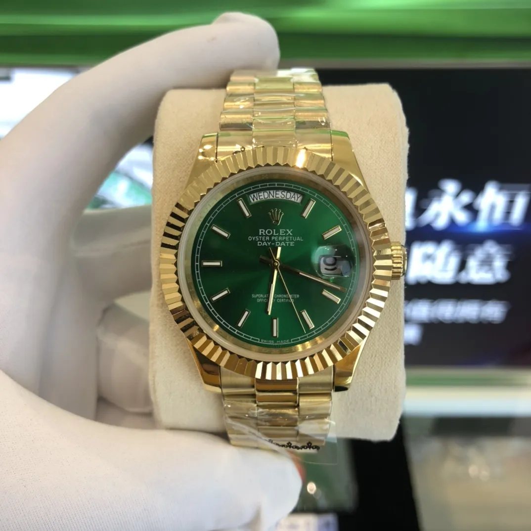 320💰 劳力士Rolex 日志系列双历腕表 采用全自动机械机芯 【表壳直径41mm 厚10mm与原装同步】有人钟情其精确，有人欣赏其典雅，有人喜爱其坚固，至尊名表劳力士（Rolex），品质精良，工艺精湛，糅合尊贵、典雅和独特气质于一身，位列世界手表业之翘楚，被称为&ldquo;精确&rdquo;的代名词！专注品质，不忘初衷！ 实物无P图拍摄效果！鉴赏精准细节精湛，演绎出奢华与精致的品牌精神，欢迎转载。