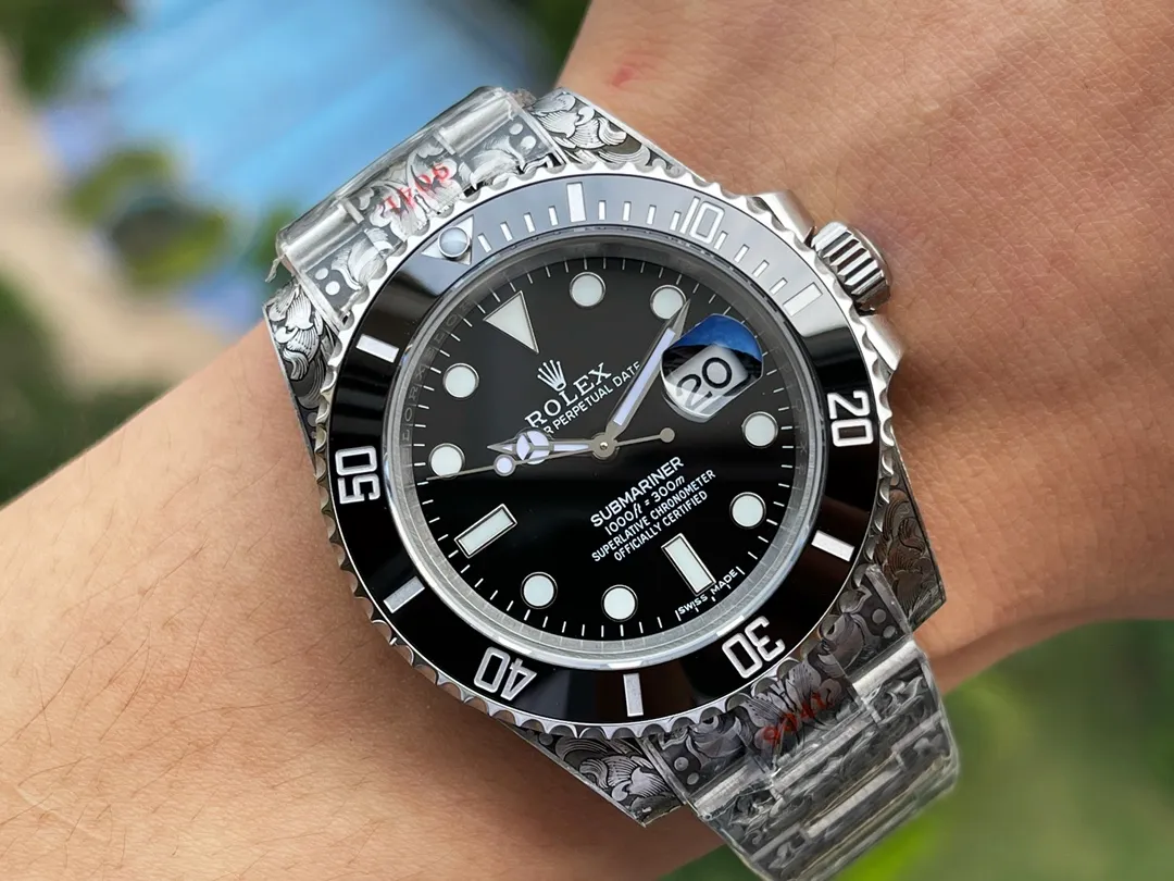 玩到极致是一种什么样的体验?劳力士经典水鬼与手工雕金工艺相结合,多少玩家梦寐以求的手表纹身,今天!它来了。整表采用904L精钢材质,搭载V13 3135机芯,持续动能72小时。蓝宝石镜面加(翠绿 亮黑)陶瓷圈点缀白金刻度。所有配件可原厂互换。整表手工雕刻唐草为主的精美图案,精致立体,鬼斧神工。产量极少