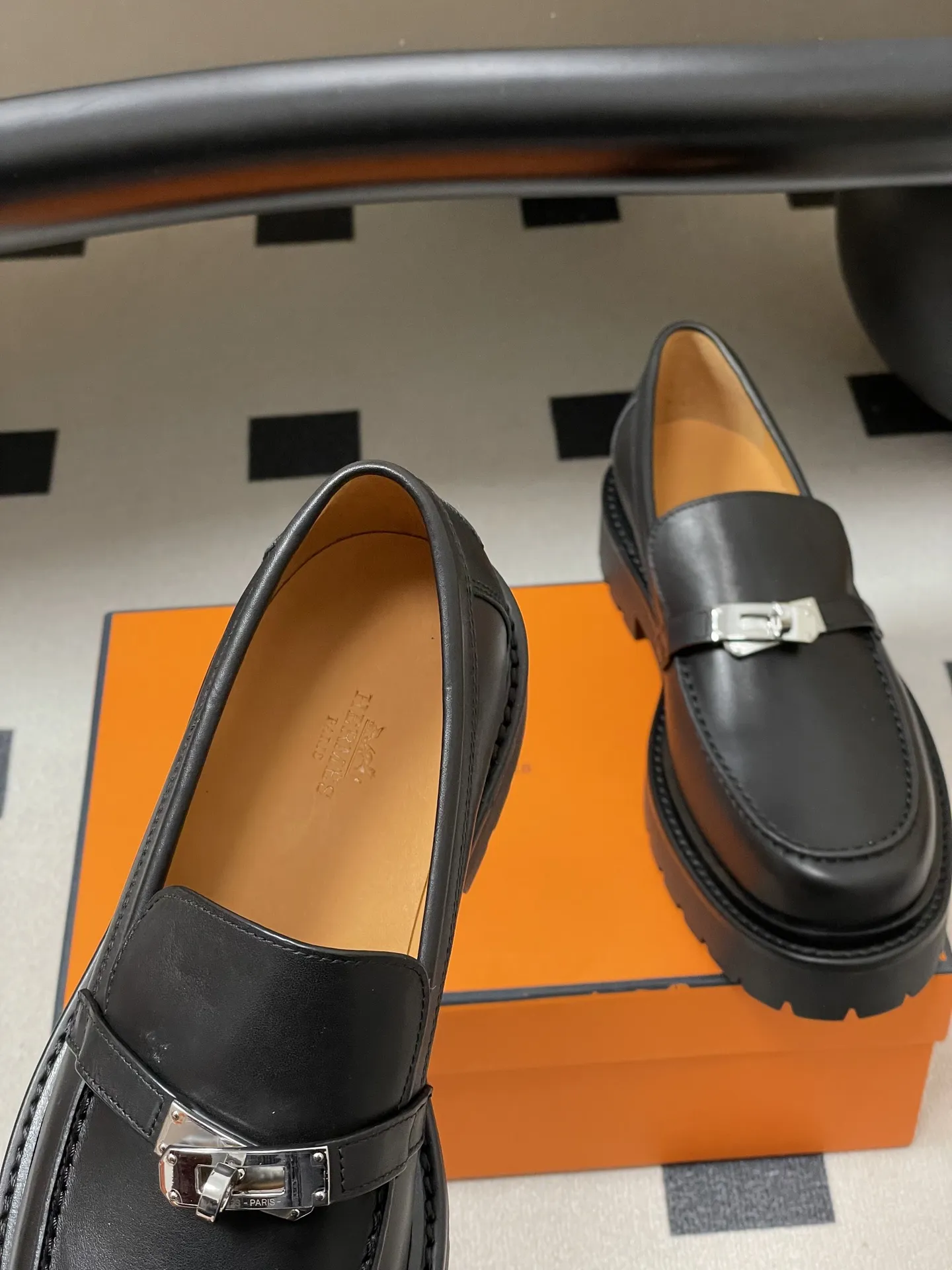 p400-顶级品质 Hermes 爱马仕🐎 H家Icone乐福鞋系列 经典Kelly扣厚底乐福鞋老钱风麂皮绒面增高小皮鞋 小牛皮和反绒牛皮乐福鞋，搭配功能性Kelly鞋扣和轻盈凹槽鞋底。打造时尚都市造型。 鞋面：定制小牛皮/牛反绒 内里垫脚：羊皮 鞋底：真皮沿条/组合橡胶大底 码数：35-39（40.41.42定做不退换）