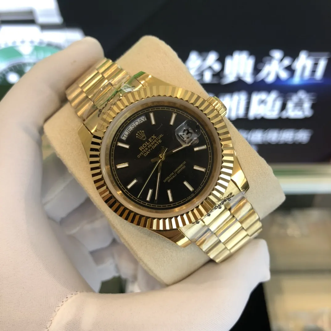 320💰 劳力士Rolex 日志系列双历腕表 劳力士Rolex 日志系列双历腕表 采用全自动机械机芯 【表壳直径41mm 厚10mm与原装同步】有人钟情其精确，有人欣赏其典雅，有人喜爱其坚固，至尊名表劳力士（Rolex），品质精良，工艺精湛，糅合尊贵、典雅和独特气质于一身，位列世界手表业之翘楚，被称为&ldquo;精确&rdquo;的代名词！专注品质，不忘初衷！ 实物无P图拍摄效果！演绎出奢华与精致的品牌精神，欢迎转载。
