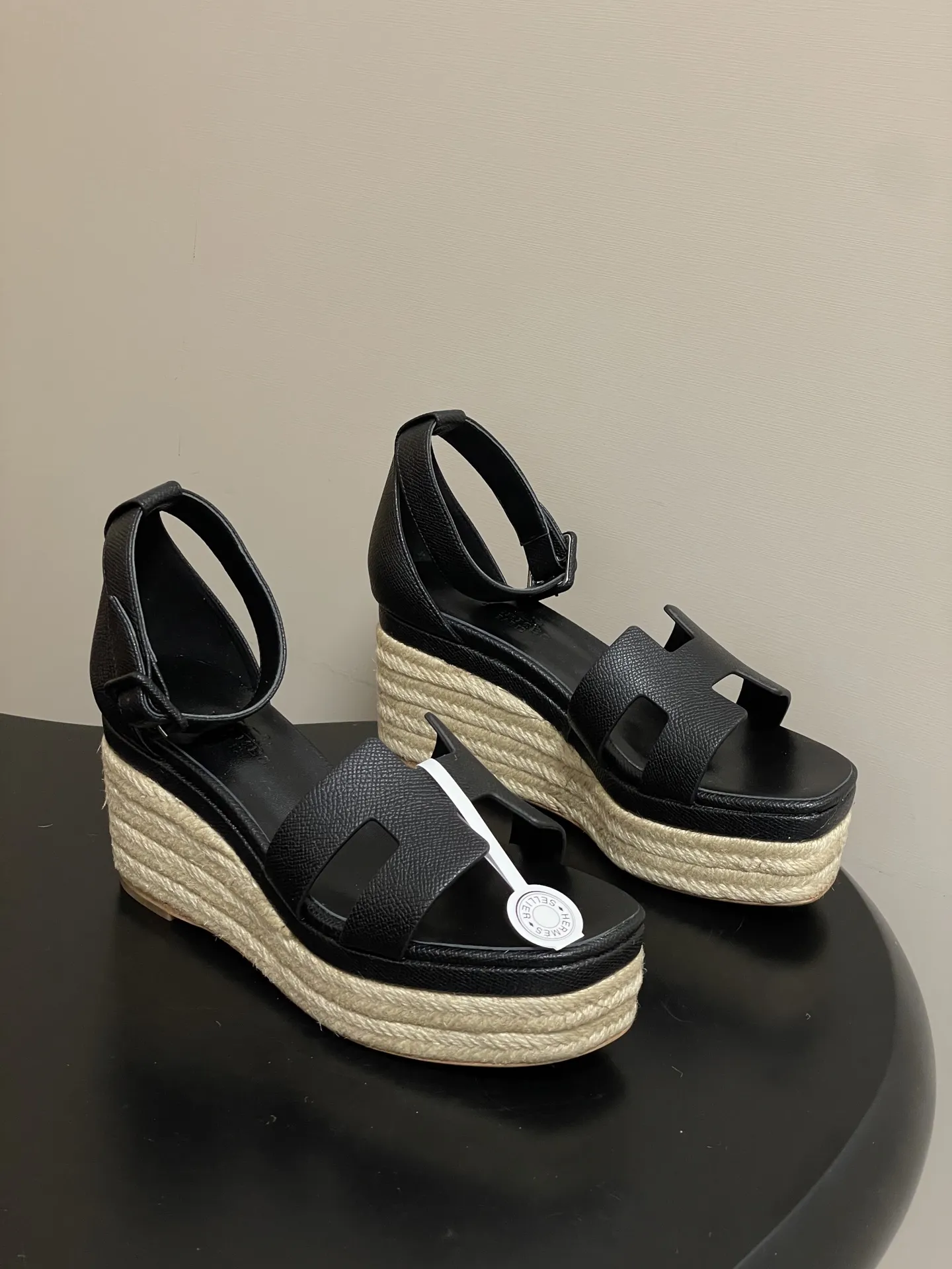 p380-顶级品质(配高档飞机盒✈️) Hermes 爱马仕🐎 H家 Elda草编鞋系列经典H型鞋面坡跟凉鞋露趾后绑带高跟麻绳凉鞋 小牛皮草编鞋,