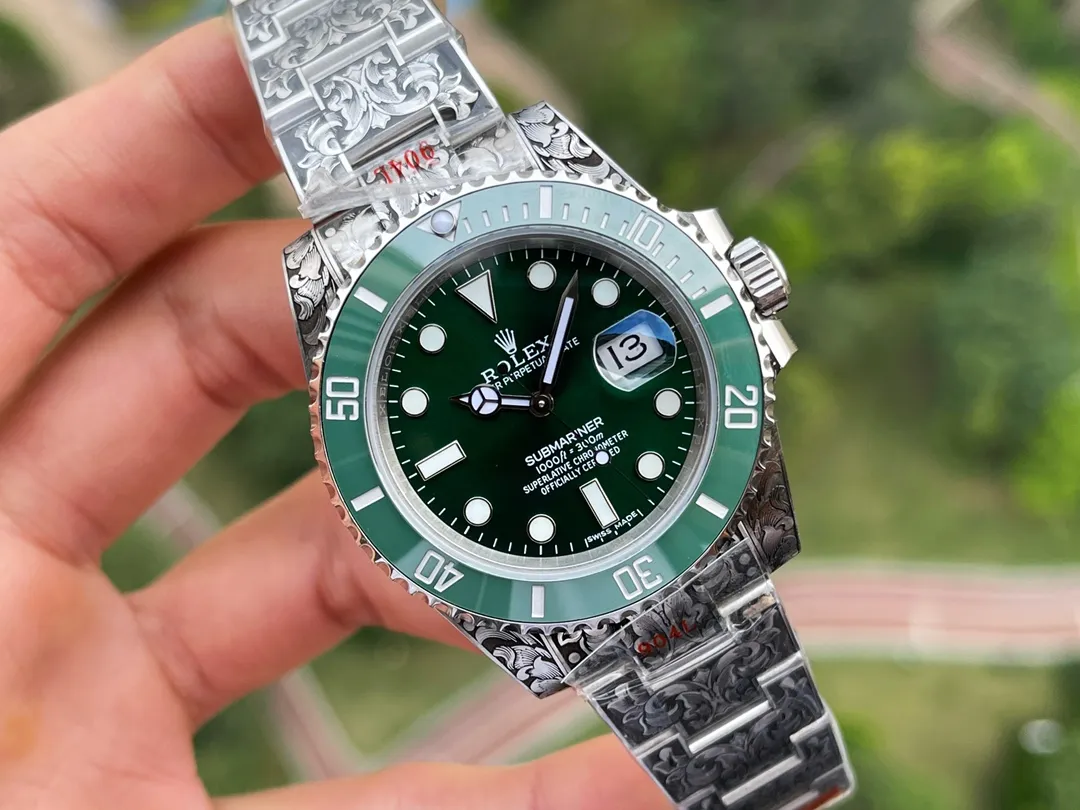 玩到极致是一种什么样的体验?劳力士经典水鬼与手工雕金工艺相结合,多少玩家梦寐以求的手表纹身,今天!它来了。整表采用904L精钢材质,搭载V13 3135机芯,持续动能72小时。蓝宝石镜面加(翠绿 亮黑)陶瓷圈点缀白金刻度。所有配件可原厂互换。整表手工雕刻唐草为主的精美图案,精致立体,鬼斧神工。产量极少