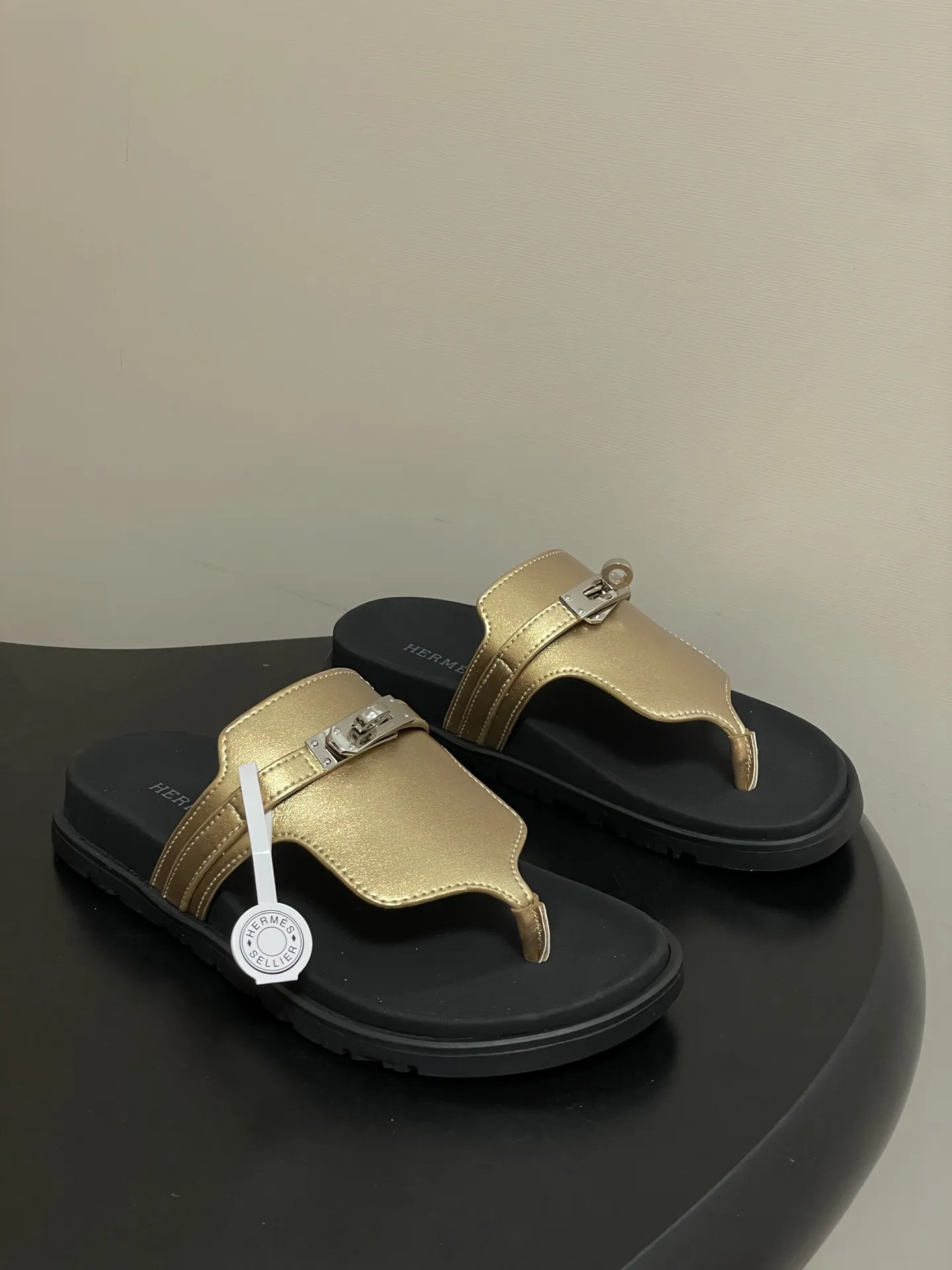 p250-男码➕10 Hermes 爱马仕🐎 H家 Empire凉拖鞋 Kelly扣经典款二舅拖鞋夹脚人字拖平底二舅凉拖鞋情侣款休闲懒人鞋🆕新配色 麂皮牛皮机能凉鞋,搭配人体工学鞋底和经典Kelly鞋扣。 设计简约流畅,打造舒适休闲造型。 鞋面:牛皮/细腻羊猄皮 鞋底:原版开模TPU防滑大底 码数:女35-39(40.41定做不退换) 男39-44(38.45.46定做不退换)