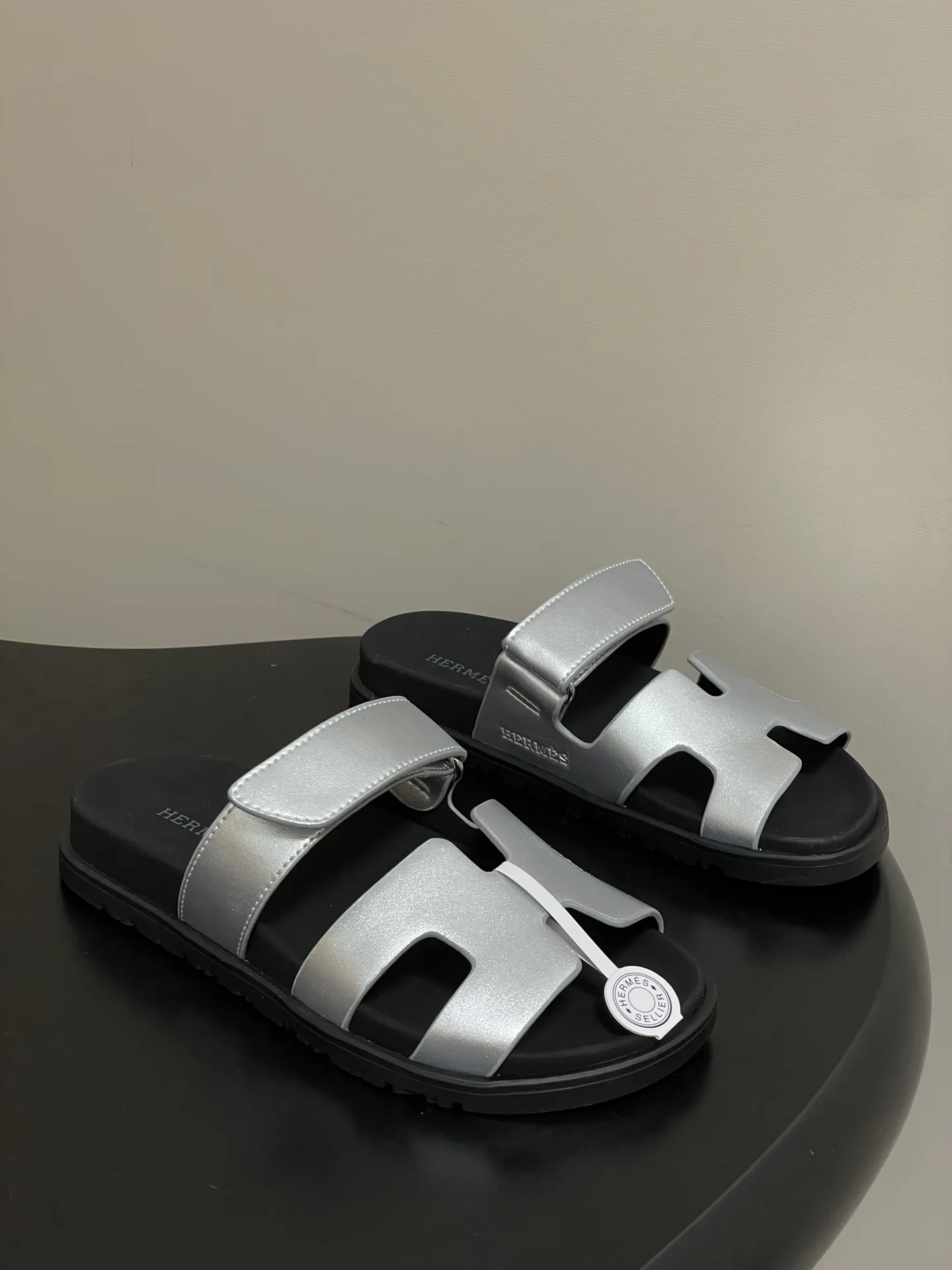 p240-男码➕10 Hermes 爱马仕🐎 H家 Cheryp 经典款二舅拖鞋H型魔术贴平底二舅凉拖鞋情侣款休闲懒人鞋🆕新配色 各色真皮裁切几何H型，设计鞋面，散发优雅魅力。真皮机能凉鞋，搭配人体工学橡胶鞋底和可调节袢带。设计简约流畅，打造舒适休闲造型。 鞋面：牛皮/细腻羊猄皮 鞋底：原版开模TPU防滑大底 码数：女35-39（40.41定做不退换） 男39-44（38.45定做不退换）