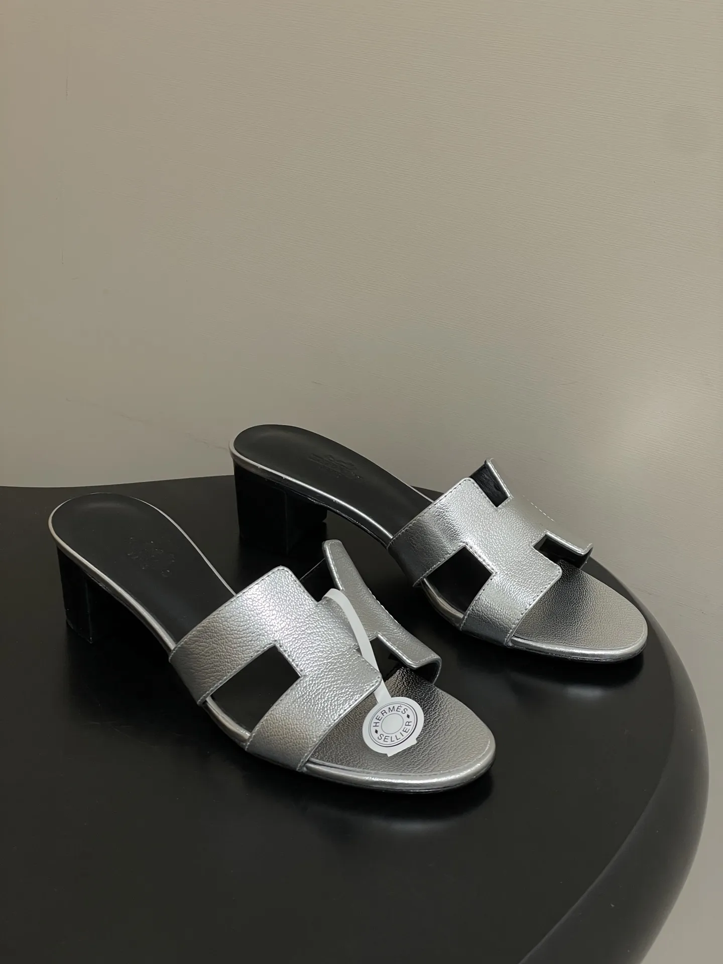 p280-顶级品质(配高档飞机盒✈️/丝巾) Hermes 爱马仕🐎 H家Oran万年经典款‘H’拖鞋 经典百搭的H拖鞋 🆕最新配色 经典“H”型鞋面。打造时尚造型,可谓夏日良伴。时尚又百搭 超级舒服 每个细节都做到极致。设计简约流畅,打造时尚柔美的晚装造型。 鞋面:定制小牛皮 内里垫脚:小羊皮 鞋底:意大利A级双层真皮大底 码数:35-39(34.40.41.42.43定做不退换)