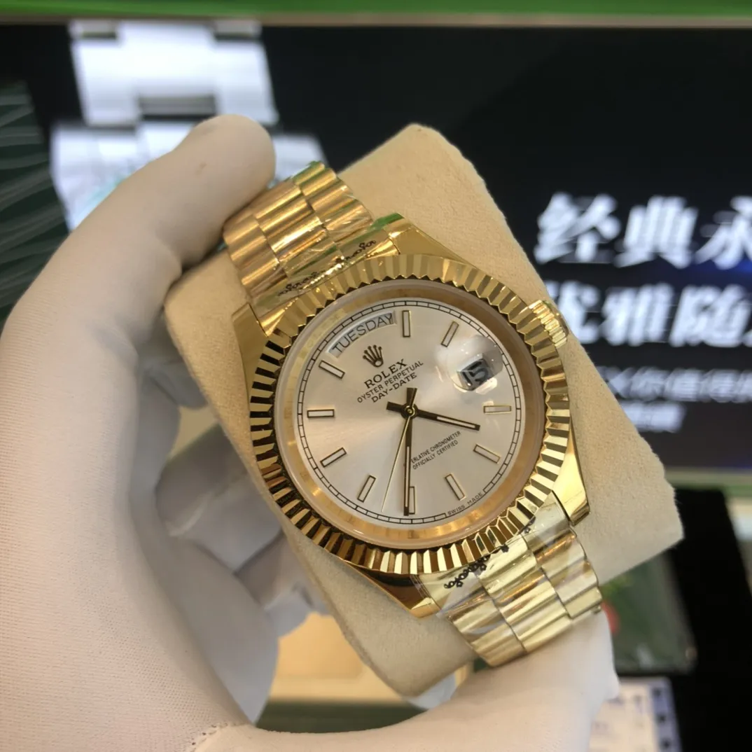 320💰 劳力士Rolex 日志系列双历腕表 采用全自动机械机芯 【表壳直径41mm 厚10mm与原装同步】有人钟情其精确，有人欣赏其典雅，有人喜爱其坚固，至尊名表劳力士（Rolex），品质精良，工艺精湛，糅合尊贵、典雅和独特气质于一身，位列世界手表业之翘楚，被称为&ldquo;精确&rdquo;的代名词！专注品质，不忘初衷！ 实物无P图拍摄效果！
