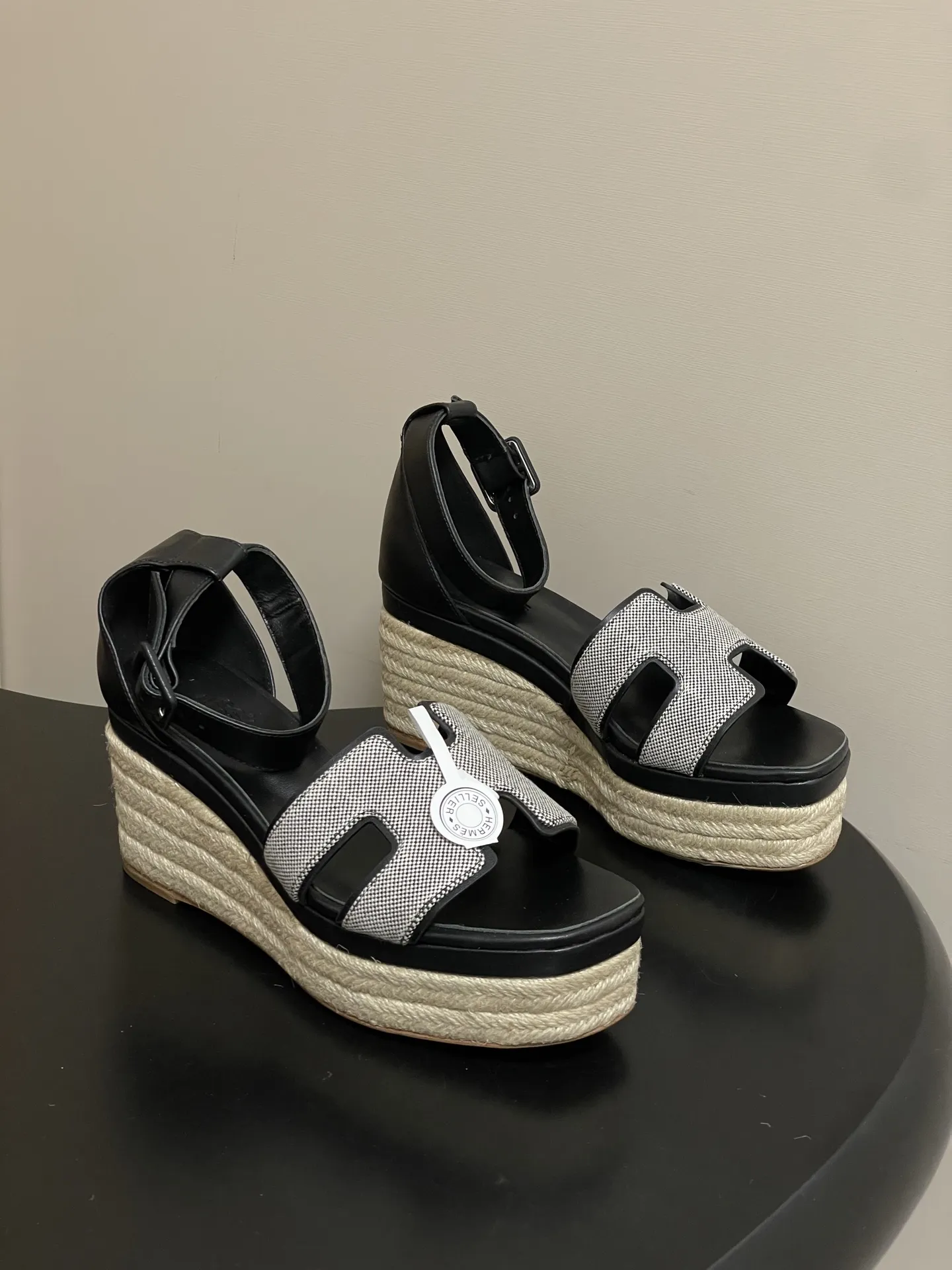 p390-顶级品质(配高档飞机盒✈️) Hermes 爱马仕🐎 H家 Elda草编鞋系列经典H型鞋面坡跟凉鞋露趾后绑带高跟麻绳凉鞋 小牛皮草编鞋,