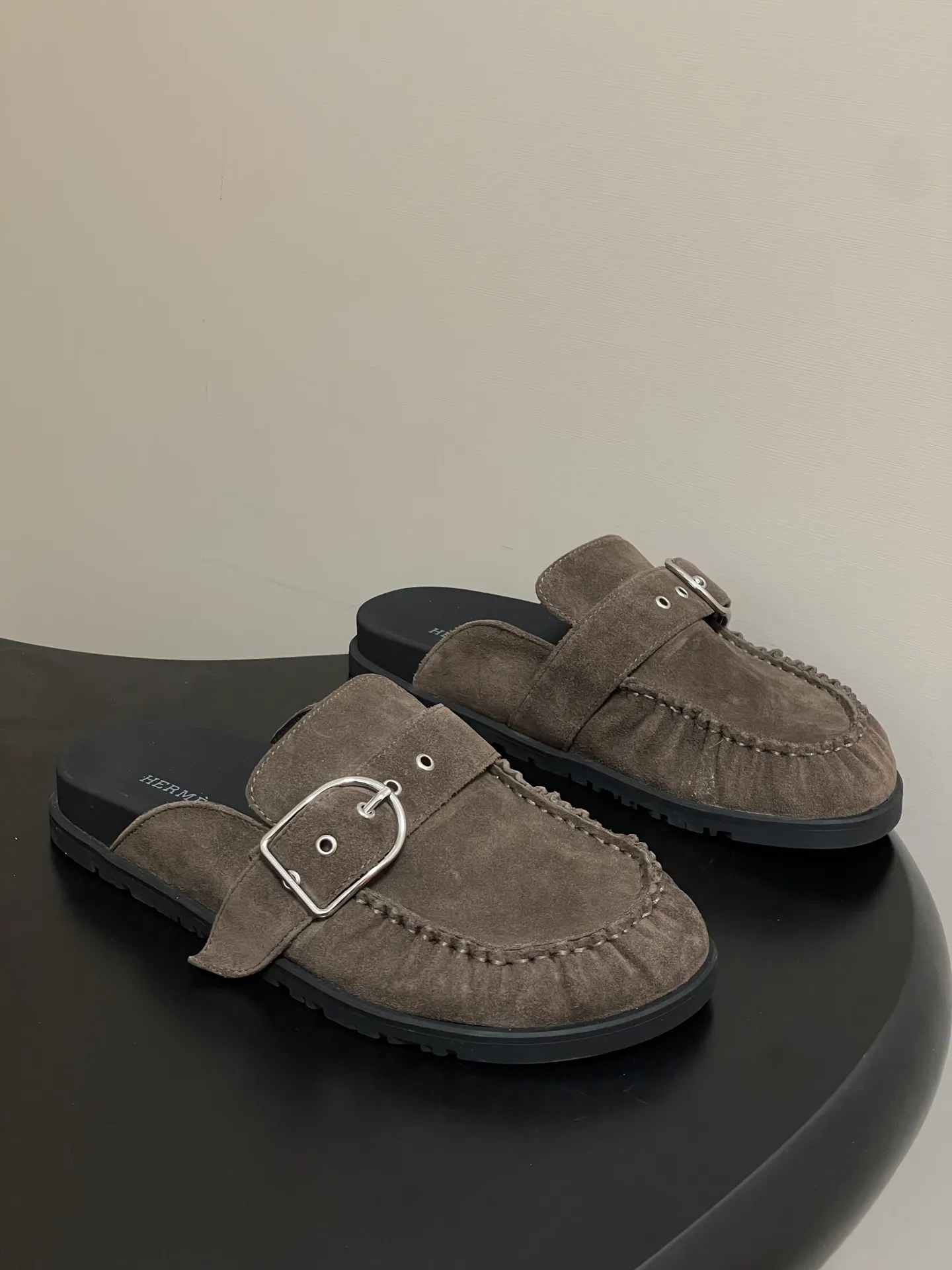 p240-男码➕10 Hermes 爱马仕🐎 H家 Key穆勒鞋系列勃肯鞋经典款二舅拖鞋搭扣包头半拖鞋情侣款休闲懒人穆勒鞋勃肯厚底凉拖鞋 这双鞋子融合了奢华、休闲与时尚等多种风格元素。爱马仕的品牌加持赋予了它高端奢华的气质，而穆勒鞋型和羊皮内衬又让它兼具休闲舒适的特质，金属扣装饰细节则为其增添了时尚感，使其在众多鞋款中脱颖而出。 鞋面：高丝光牛猄皮 内里垫脚：羊皮 鞋底：原版开模TPU防滑大底 码数：女35-39（40.41定做不退换） 男39-44（38.45.46定做不退换）