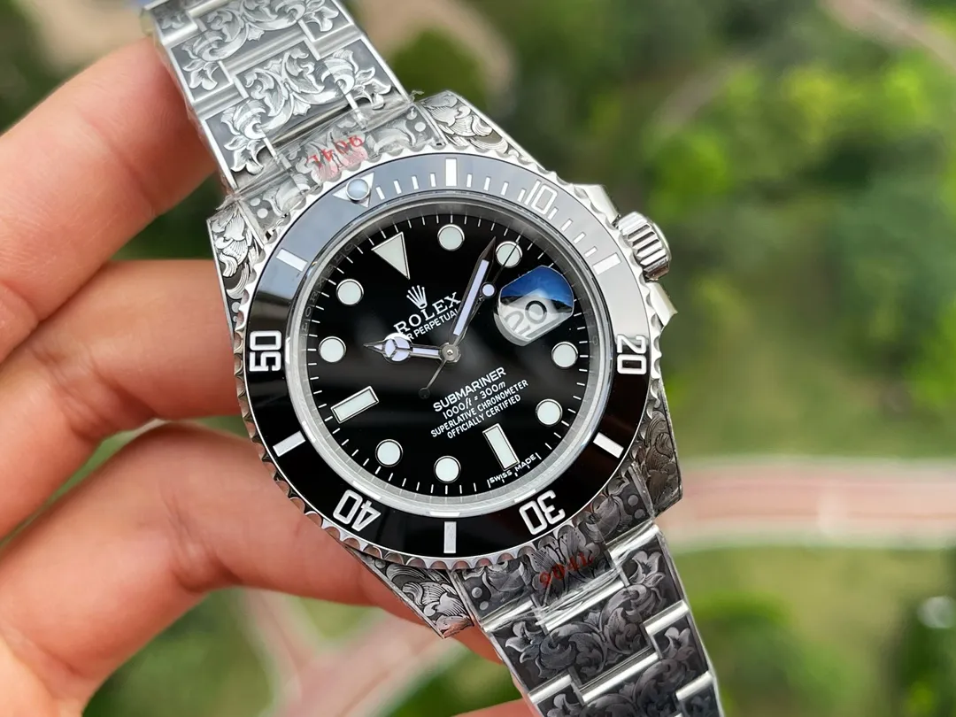 玩到极致是一种什么样的体验？劳力士经典水鬼与手工雕金工艺相结合，多少玩家梦寐以求的手表纹身，今天！它来了。整表采用904L精钢材质，搭载V13 3135机芯，持续动能72小时。蓝宝石镜面加（翠绿 亮黑）陶瓷圈点缀白金刻度。所有配件可原厂互换。整表手工雕刻唐草为主的精美图案，精致立体，鬼斧神工。产量极少