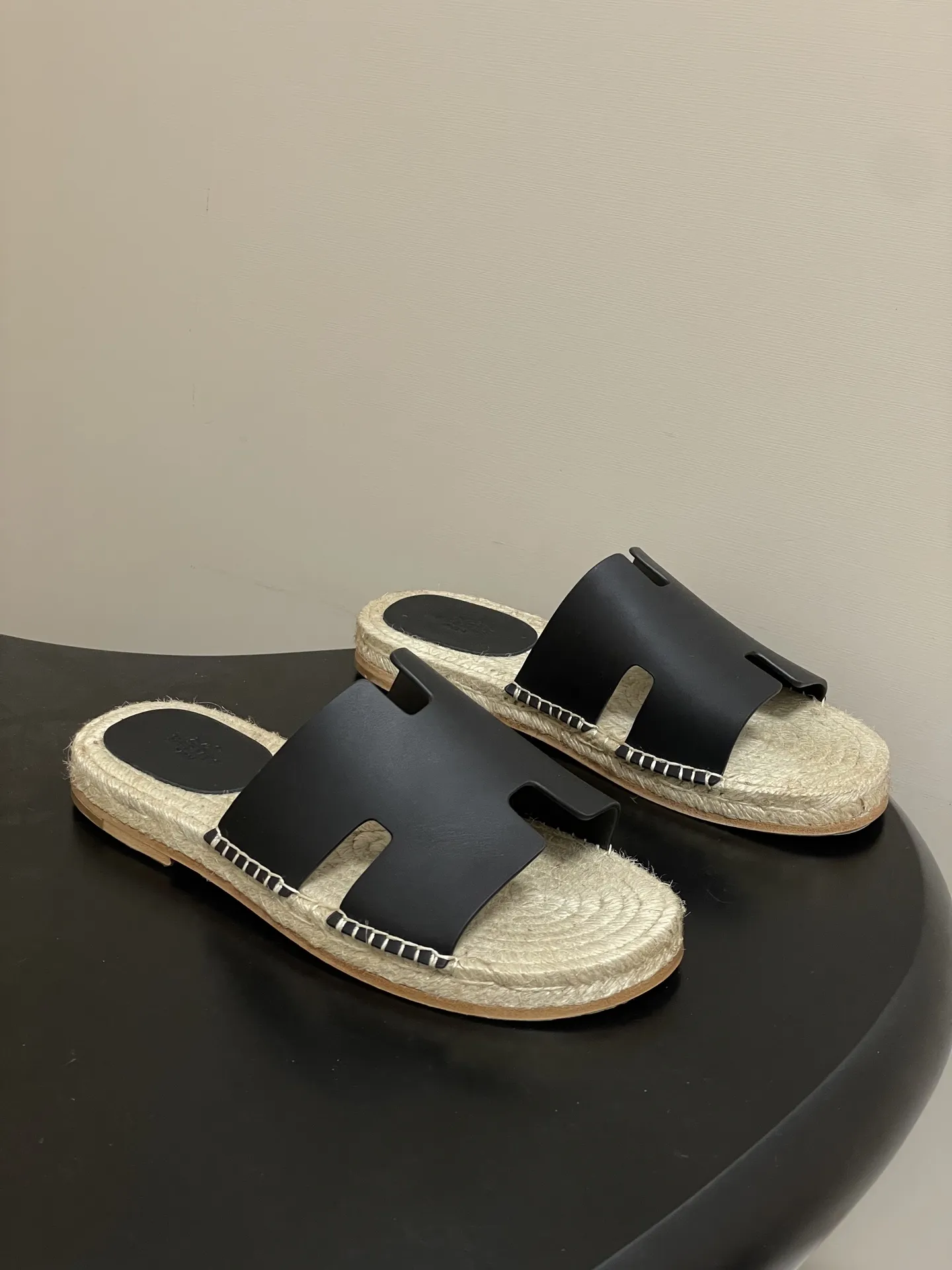 p290- Hermes 爱马仕🐎 H家 Antigua草编凉拖鞋系列经典款男士拖鞋 经典H型麻绳草编底凉拖鞋情侣款休闲懒人鞋H拖 经典“H”型鞋面。打造时尚造型,可谓夏日良伴。时尚又百搭 超级舒服 每个细节都做到极致。设计简约流畅,打造时尚柔美的晚装造型。 鞋面:定制牛皮/牛反绒 手工编织草编中底 鞋底:意大利真皮大底 码数:女35-39(40.41定做不退换) 男39-44(38.45定做不退换)