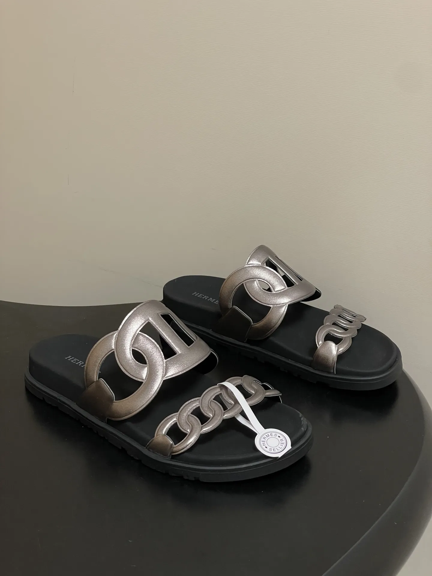 p240-男码➕10 Hermes 爱马仕🐎 H家 Extra猪鼻子凉拖鞋经典款二舅拖鞋H型魔术贴平底二舅凉拖鞋厚底休闲懒人鞋情侣款🆕新配色 麂皮山羊皮机能风凉鞋,搭配人体工学橡胶鞋底,袢带灵感源自经典Chaine d'Ancre图案。适合夏日穿着,打造时尚造型。 鞋面:牛皮/细腻羊猄皮 鞋底:原版开模TPU防滑大底 码数:女35-39(40.41定做不退换) 男39-44(38.45.46定做不退换)