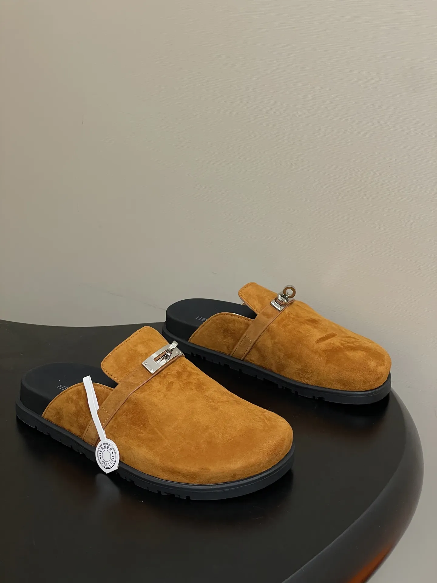 p240-男码➕10 Hermes 爱马仕🐎 H家 Kelly扣穆勒鞋系列勃肯鞋经典款二舅拖鞋包头半拖鞋情侣款休闲懒人穆勒鞋勃肯厚底凉拖鞋 这双鞋子融合了奢华、休闲与时尚等多种风格元素。爱马仕的品牌加持赋予了它高端奢华的气质，而穆勒鞋型和羊皮内衬又让它兼具休闲舒适的特质，金属扣装饰细节则为其增添了时尚感，使其在众多鞋款中脱颖而出。 鞋面：高丝光牛猄皮 内里垫脚：羊皮 鞋底：原版开模TPU防滑大底 码数：女35-39（40.41定做不退换） 男39-44（38.45.46定做不退换）