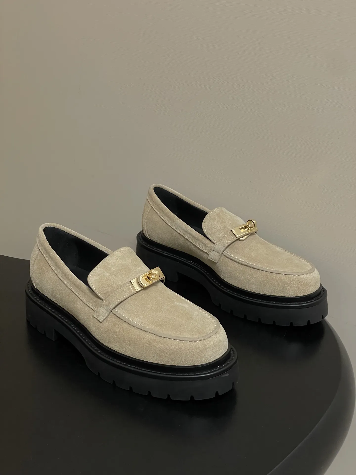 p400-顶级品质 Hermes 爱马仕🐎 H家Icone乐福鞋系列 经典Kelly扣厚底乐福鞋老钱风麂皮绒面增高小皮鞋 小牛皮和反绒牛皮乐福鞋,搭配功能性Kelly鞋扣和轻盈凹槽鞋底。打造时尚都市造型。 鞋面:定制小牛皮/牛反绒 内里垫脚:羊皮 鞋底:真皮沿条/组合橡胶大底 码数:35-39(40.41.42定做不退换)