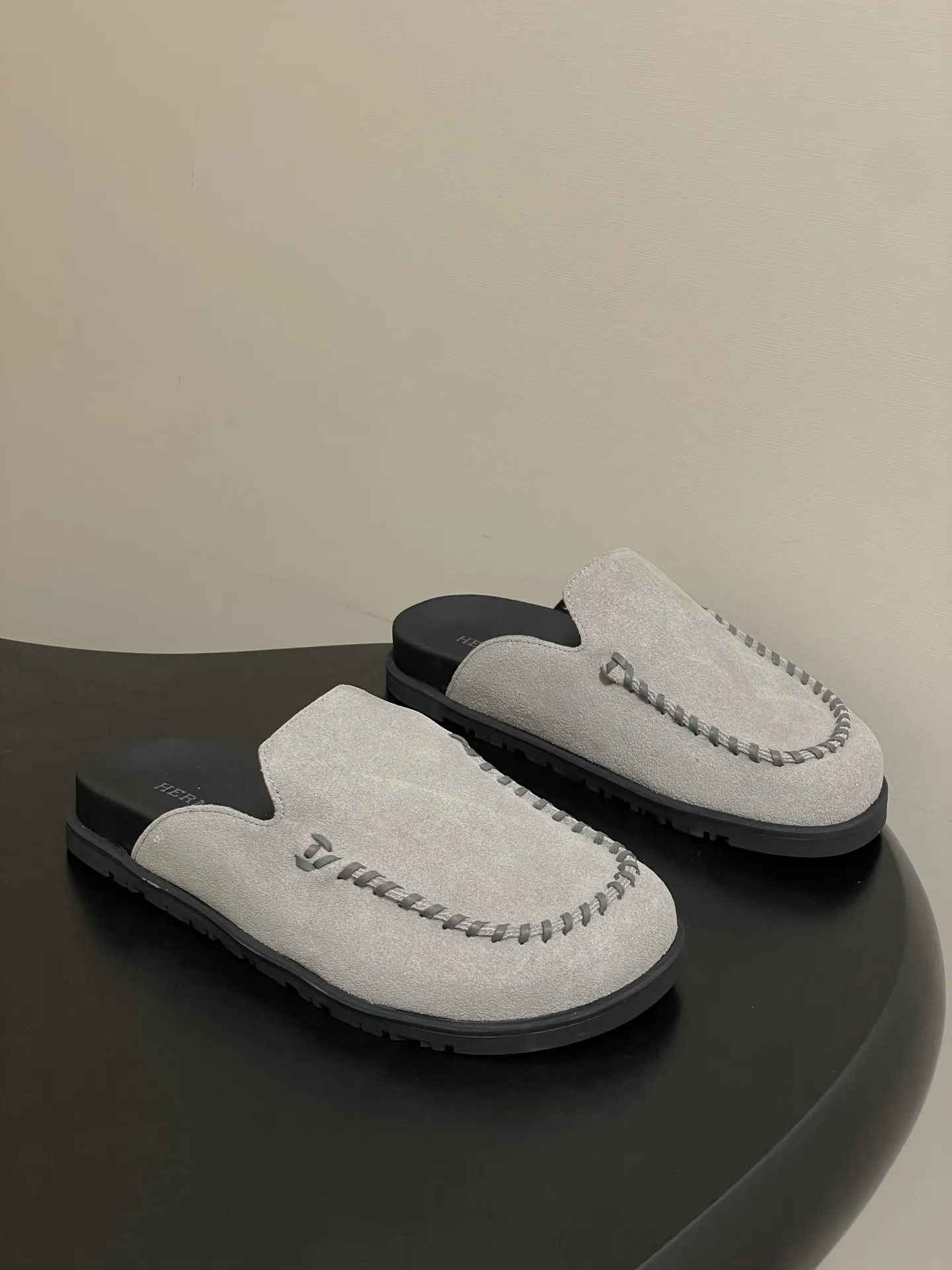 p240-男码➕10 Hermes 爱马仕🐎 H家 Johan穆勒鞋系列勃肯鞋经典款二舅拖鞋包头半拖鞋情侣款休闲懒人穆勒鞋勃肯厚底凉拖鞋 这双鞋子融合了奢华、休闲与时尚等多种风格元素。爱马仕的品牌加持赋予了它高端奢华的气质，而穆勒鞋型和羊皮内衬又让它兼具休闲舒适的特质，金属扣装饰细节则为其增添了时尚感，使其在众多鞋款中脱颖而出。 鞋面：高丝光牛猄皮 内里垫脚：羊皮 鞋底：原版开模TPU防滑大底 码数：女35-39（40.41定做不退换） 男39-44（38.45.46定做不退换）