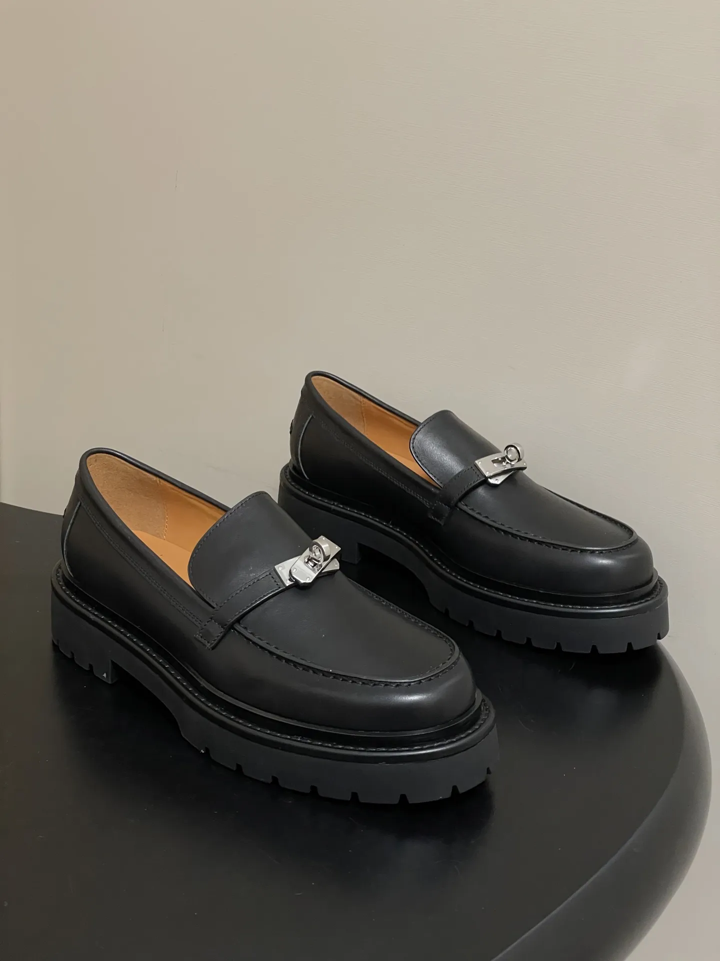 p400-顶级品质 Hermes 爱马仕🐎 H家Icone乐福鞋系列 经典Kelly扣厚底乐福鞋老钱风麂皮绒面增高小皮鞋 小牛皮和反绒牛皮乐福鞋,搭配功能性Kelly鞋扣和轻盈凹槽鞋底。打造时尚都市造型。 鞋面:定制小牛皮/牛反绒 内里垫脚:羊皮 鞋底:真皮沿条/组合橡胶大底 码数:35-39(40.41.42定做不退换)