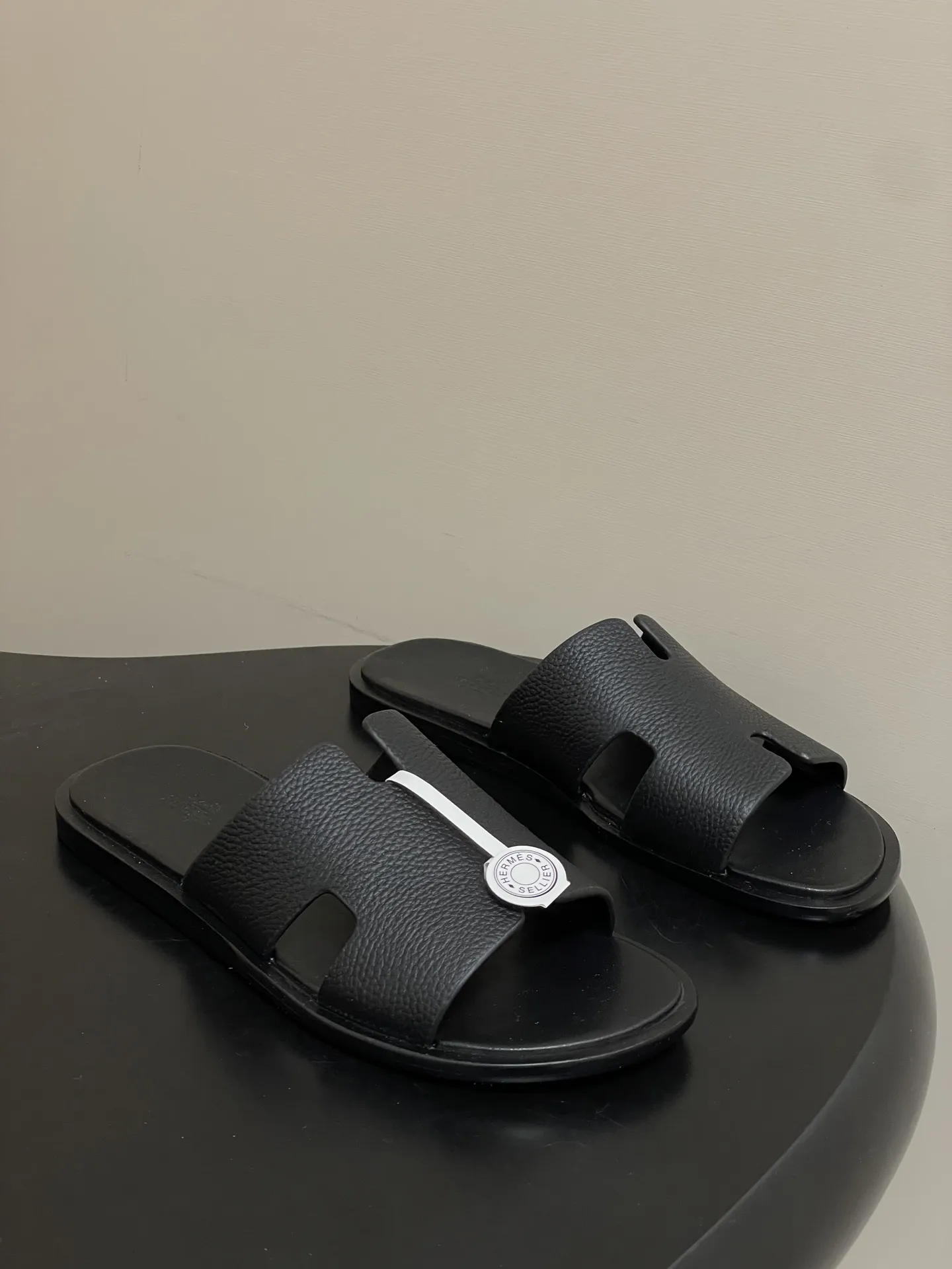 p290- Hermes 爱马仕🐎 H家 Izmir凉拖鞋系列经典款男士拖鞋 经典H型平底凉拖鞋情侣款休闲懒人鞋H拖 经典“H”型鞋面。打造时尚造型,可谓夏日良伴。时尚又百搭 超级舒服 每个细节都做到极致。设计简约流畅,打造时尚柔美的晚装造型。 鞋面:定制牛皮 鞋底:意大利真皮大底 码数:女35-39(40.41定做不退换) 男39-44(38.45定做不退换)