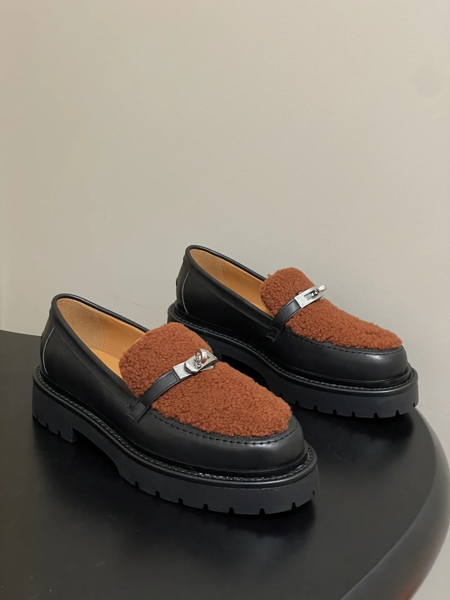 p400-顶级品质 Hermes 爱马仕🐎 H家Icone乐福鞋系列 经典Kelly扣厚底乐福鞋羊毛增高小皮鞋 小牛皮和羊毛皮乐福鞋，搭配功能性Kelly鞋扣和轻盈凹槽鞋底。打造时尚都市造型。 鞋面：定制小牛皮 内里垫脚：羊皮 鞋底：真皮沿条/组合橡胶大底 码数：35-39（40.41.42定做不退换）