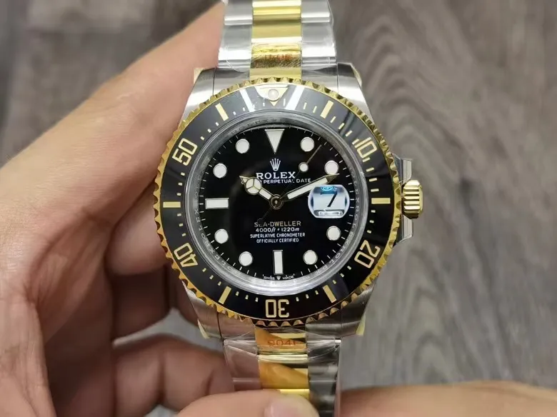 JVS Factory ‼️‼️‼️43mm单黄小鬼王 劳力士单红小鬼王间金单黄小鬼王强势来袭!面盘6点位的SWISS MADE字样中间增加皇冠标志,陶瓷圈口釆用铂金刻度与黄金刻度,原装一样的工艺,PVD真空纳米电镀技术耐用不易掉色,超神之作SEA红海使最强 表壳内外做工更细致,内影刻字与字体更加细腻,更加立体,表扣内侧细节处理更整洁细腻,搭载3235一体机芯,防水300米!请认准出货均配JVS专用包装袋!