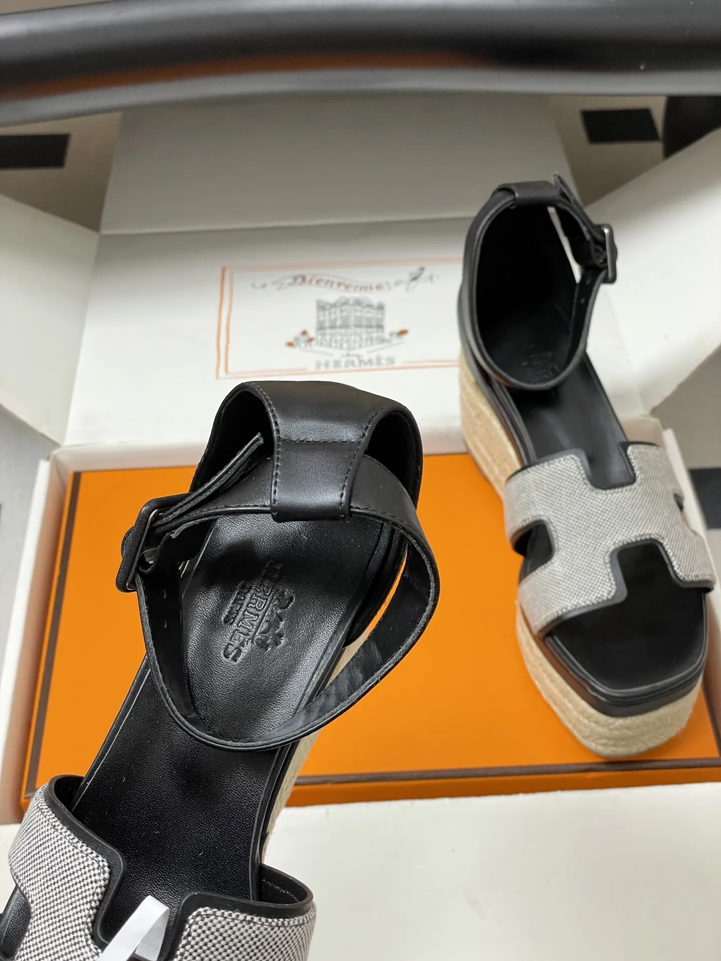 p390-顶级品质（配高档飞机盒✈️） Hermes 爱马仕🐎 H家 Elda草编鞋系列经典H型鞋面坡跟凉鞋露趾后绑带高跟麻绳凉鞋 小牛皮草编鞋，