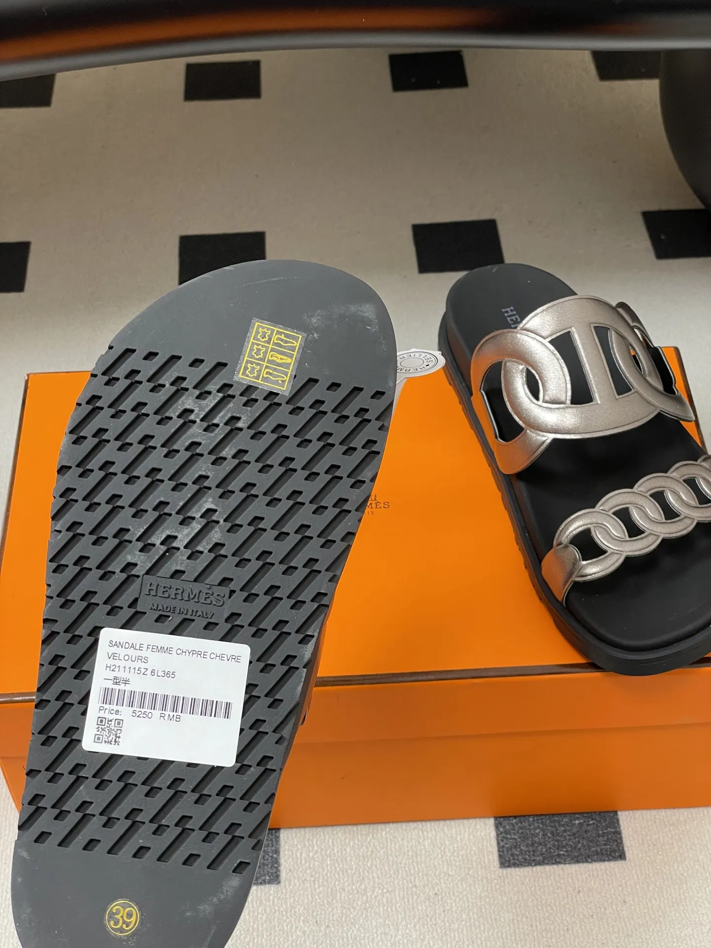 p240-男码➕10 Hermes 爱马仕🐎 H家 Extra猪鼻子凉拖鞋经典款二舅拖鞋H型魔术贴平底二舅凉拖鞋厚底休闲懒人鞋情侣款🆕新配色 麂皮山羊皮机能风凉鞋，搭配人体工学橡胶鞋底，袢带灵感源自经典Chaine d'Ancre图案。适合夏日穿着，打造时尚造型。 鞋面：牛皮/细腻羊猄皮 鞋底：原版开模TPU防滑大底 码数：女35-39（40.41定做不退换） 男39-44（38.45.46定做不退换）