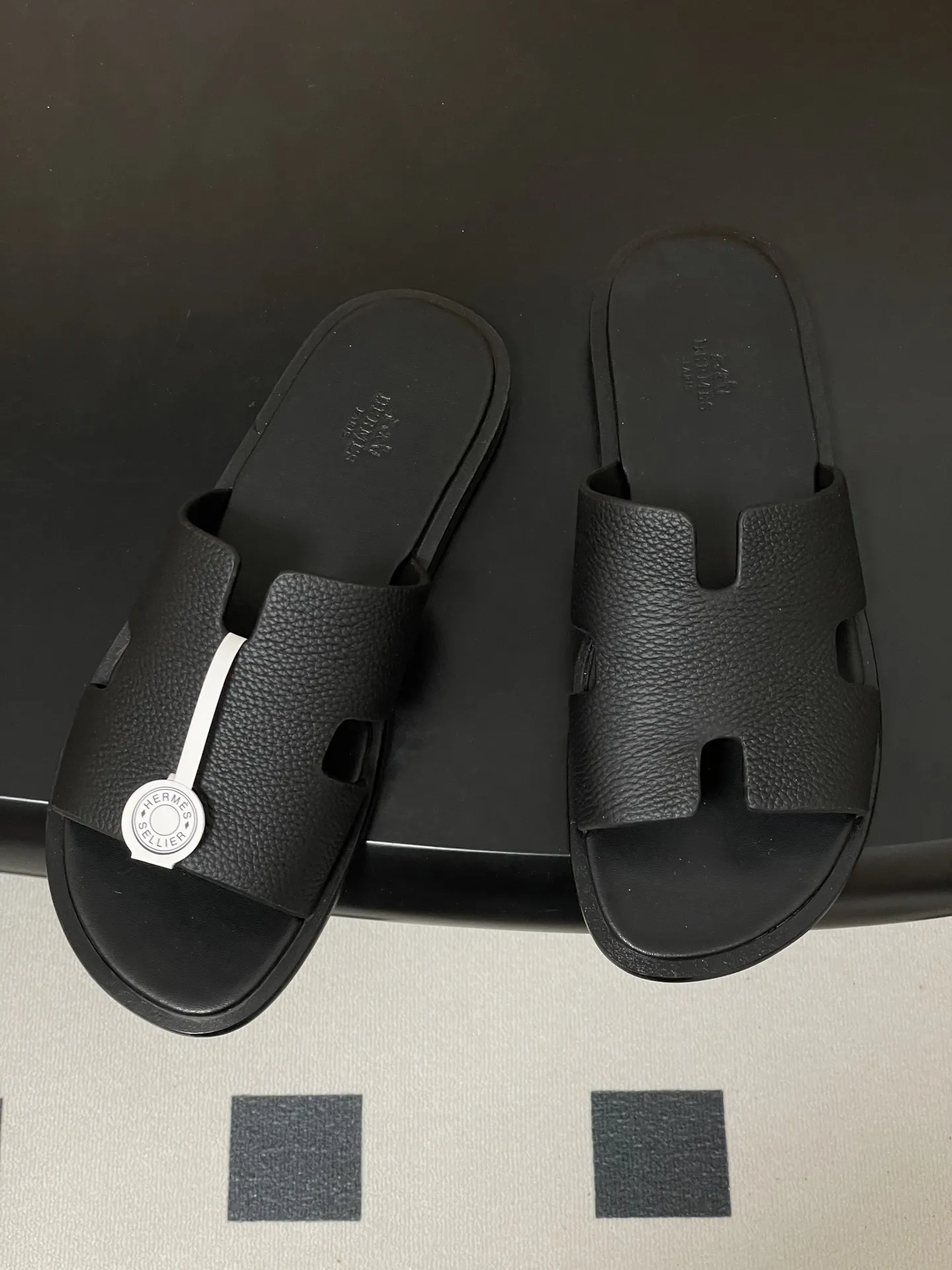 p290- Hermes 爱马仕🐎 H家 Izmir凉拖鞋系列经典款男士拖鞋 经典H型平底凉拖鞋情侣款休闲懒人鞋H拖 经典&ldquo;H&rdquo;型鞋面。打造时尚造型，可谓夏日良伴。时尚又百搭 超级舒服 每个细节都做到极致。设计简约流畅，打造时尚柔美的晚装造型。 鞋面：定制牛皮 鞋底：意大利真皮大底 码数：女35-39（40.41定做不退换） 男39-44（38.45定做不退换）