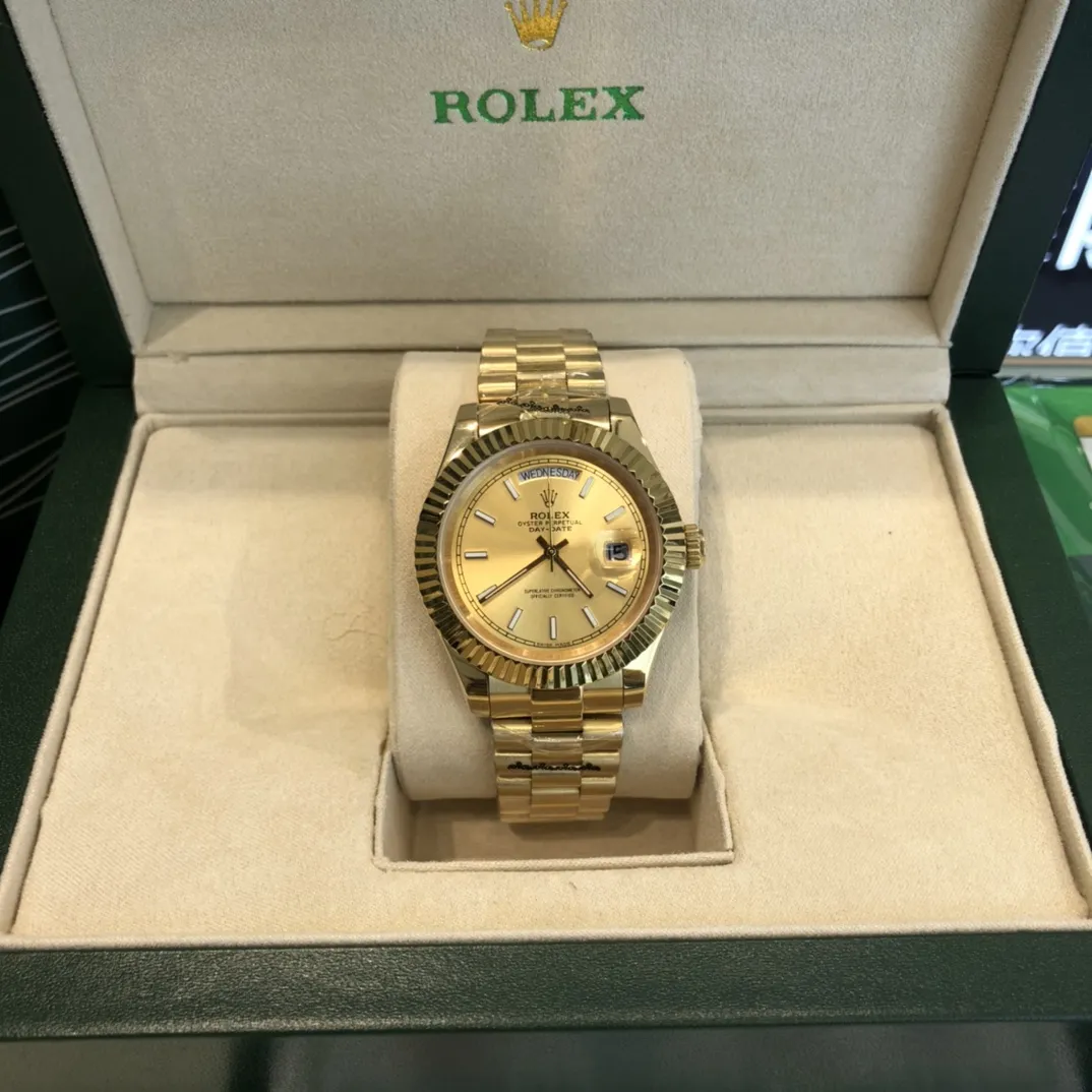 320💰 劳力士Rolex 日志系列双历腕表 采用全自动机械机芯 【表壳直径41mm 厚10mm与原装同步】有人钟情其精确,有人欣赏其典雅,有人喜爱其坚固,至尊名表劳力士(Rolex),品质精良,工艺精湛,糅合尊贵、典雅和独特气质于一身,位列世界手表业之翘楚,被称为“精确”的代名词!专注品质,不忘初衷! 实物无P图拍摄效果!鉴赏精准细节精湛,演绎出奢华与精致的品牌精神,欢迎转载。