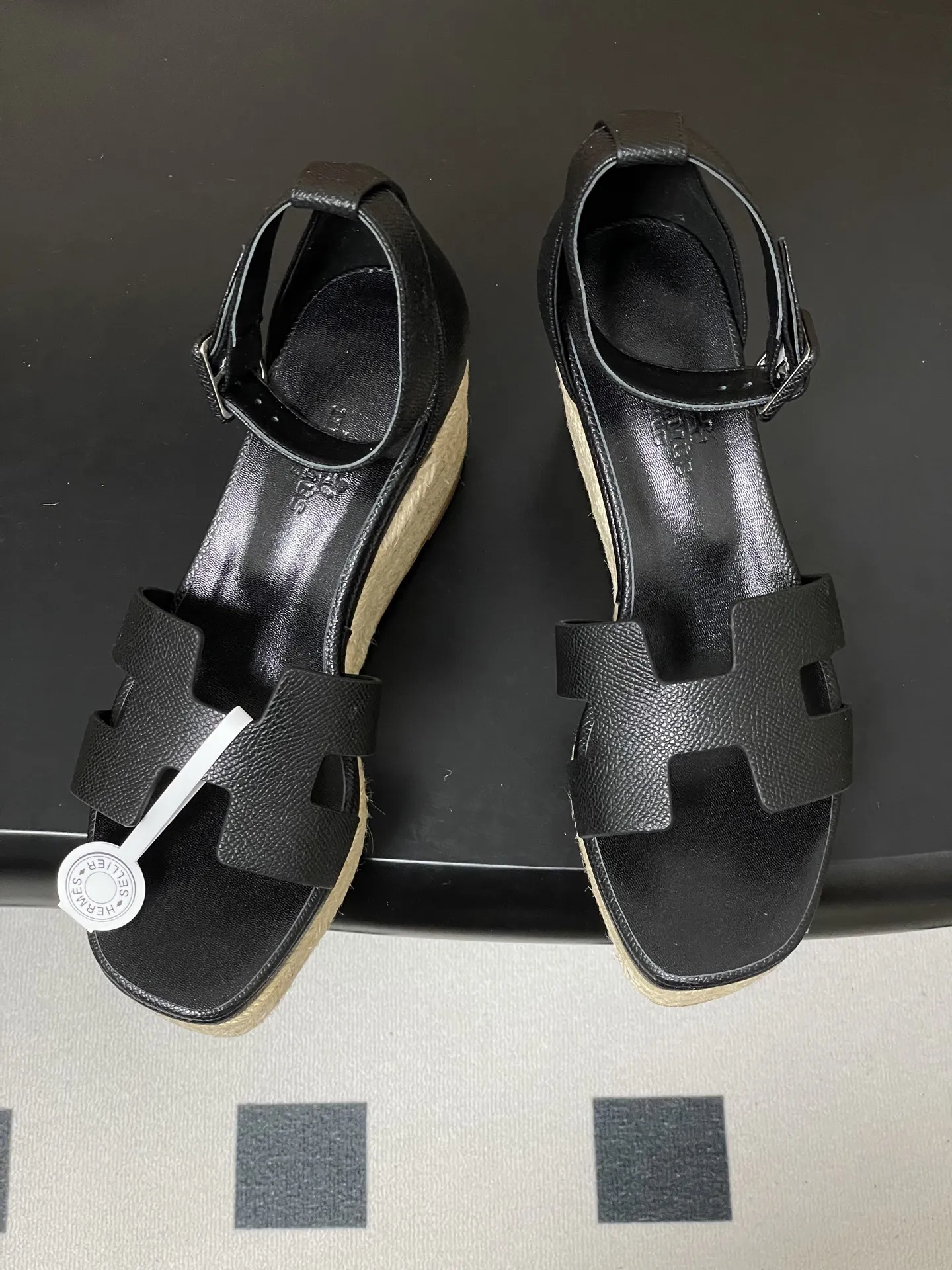 p380-顶级品质(配高档飞机盒✈️) Hermes 爱马仕🐎 H家 Elda草编鞋系列经典H型鞋面坡跟凉鞋露趾后绑带高跟麻绳凉鞋 小牛皮草编鞋,