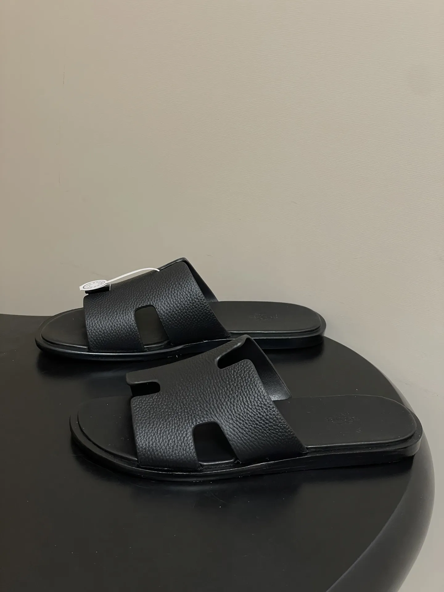 p290- Hermes 爱马仕🐎 H家 Izmir凉拖鞋系列经典款男士拖鞋 经典H型平底凉拖鞋情侣款休闲懒人鞋H拖 经典&ldquo;H&rdquo;型鞋面。打造时尚造型，可谓夏日良伴。时尚又百搭 超级舒服 每个细节都做到极致。设计简约流畅，打造时尚柔美的晚装造型。 鞋面：定制牛皮 鞋底：意大利真皮大底 码数：女35-39（40.41定做不退换） 男39-44（38.45定做不退换）