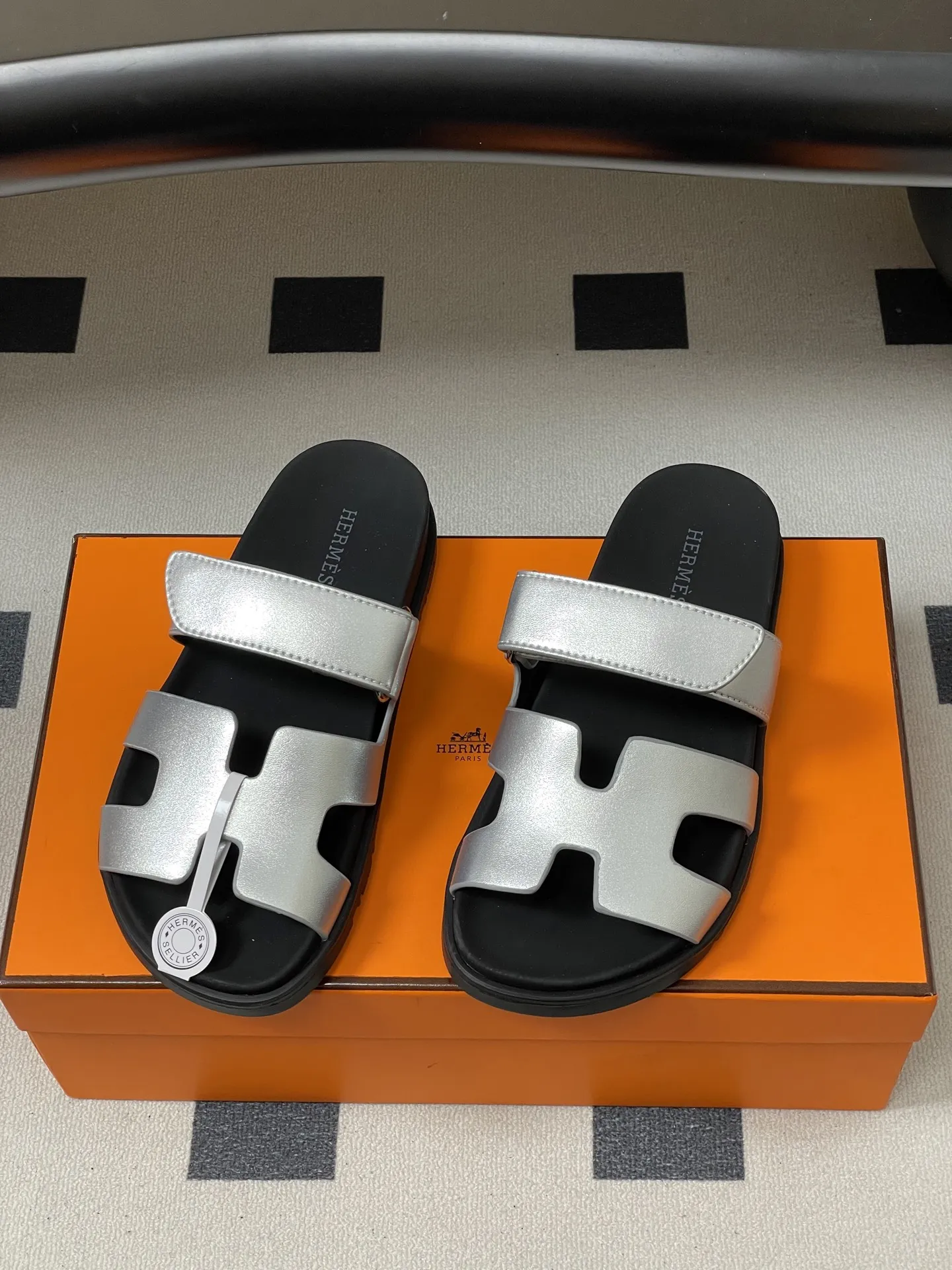p240-男码➕10 Hermes 爱马仕🐎 H家 Cheryp 经典款二舅拖鞋H型魔术贴平底二舅凉拖鞋情侣款休闲懒人鞋🆕新配色 各色真皮裁切几何H型,设计鞋面,散发优雅魅力。真皮机能凉鞋,搭配人体工学橡胶鞋底和可调节袢带。设计简约流畅,打造舒适休闲造型。 鞋面:牛皮/细腻羊猄皮 鞋底:原版开模TPU防滑大底 码数:女35-39(40.41定做不退换) 男39-44(38.45定做不退换)