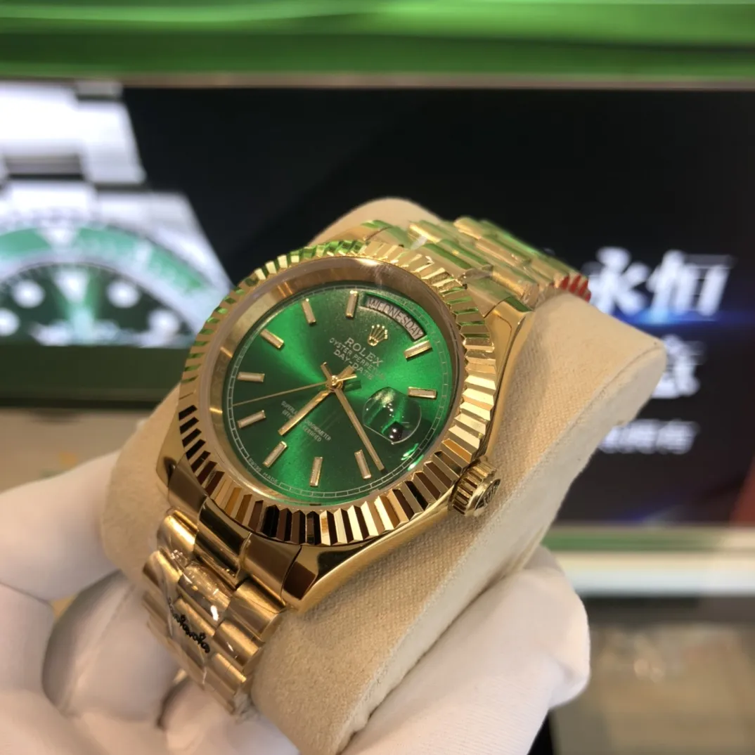 320💰 劳力士Rolex 日志系列双历腕表 采用全自动机械机芯 【表壳直径41mm 厚10mm与原装同步】有人钟情其精确，有人欣赏其典雅，有人喜爱其坚固，至尊名表劳力士（Rolex），品质精良，工艺精湛，糅合尊贵、典雅和独特气质于一身，位列世界手表业之翘楚，被称为&ldquo;精确&rdquo;的代名词！专注品质，不忘初衷！ 实物无P图拍摄效果！鉴赏精准细节精湛，演绎出奢华与精致的品牌精神，欢迎转载。