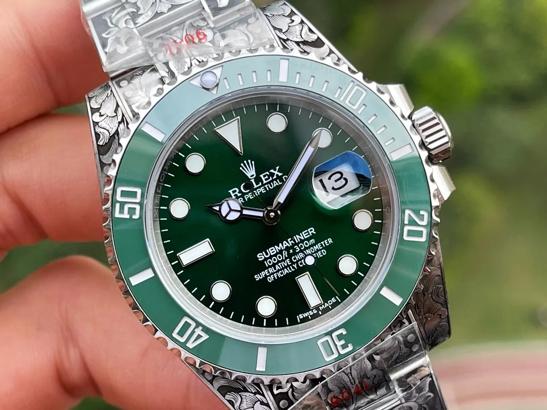 玩到极致是一种什么样的体验?劳力士经典水鬼与手工雕金工艺相结合,多少玩家梦寐以求的手表纹身,今天!它来了。整表采用904L精钢材质,搭载V13 3135机芯,持续动能72小时。蓝宝石镜面加(翠绿 亮黑)陶瓷圈点缀白金刻度。所有配件可原厂互换。整表手工雕刻唐草为主的精美图案,精致立体,鬼斧神工。产量极少