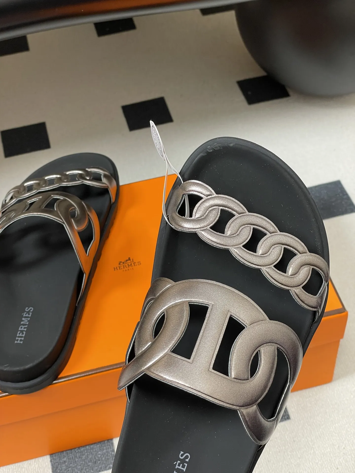 p240-男码➕10 Hermes 爱马仕🐎 H家 Extra猪鼻子凉拖鞋经典款二舅拖鞋H型魔术贴平底二舅凉拖鞋厚底休闲懒人鞋情侣款🆕新配色 麂皮山羊皮机能风凉鞋,搭配人体工学橡胶鞋底,袢带灵感源自经典Chaine d'Ancre图案。适合夏日穿着,打造时尚造型。 鞋面:牛皮/细腻羊猄皮 鞋底:原版开模TPU防滑大底 码数:女35-39(40.41定做不退换) 男39-44(38.45.46定做不退换)