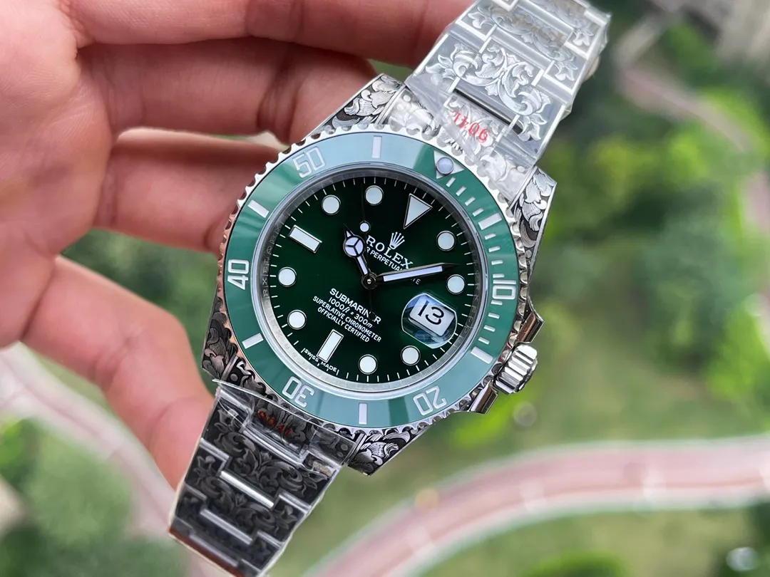 玩到极致是一种什么样的体验?劳力士经典水鬼与手工雕金工艺相结合,多少玩家梦寐以求的手表纹身,今天!它来了。整表采用904L精钢材质,搭载V13 3135机芯,持续动能72小时。蓝宝石镜面加(翠绿 亮黑)陶瓷圈点缀白金刻度。所有配件可原厂互换。整表手工雕刻唐草为主的精美图案,精致立体,鬼斧神工。产量极少