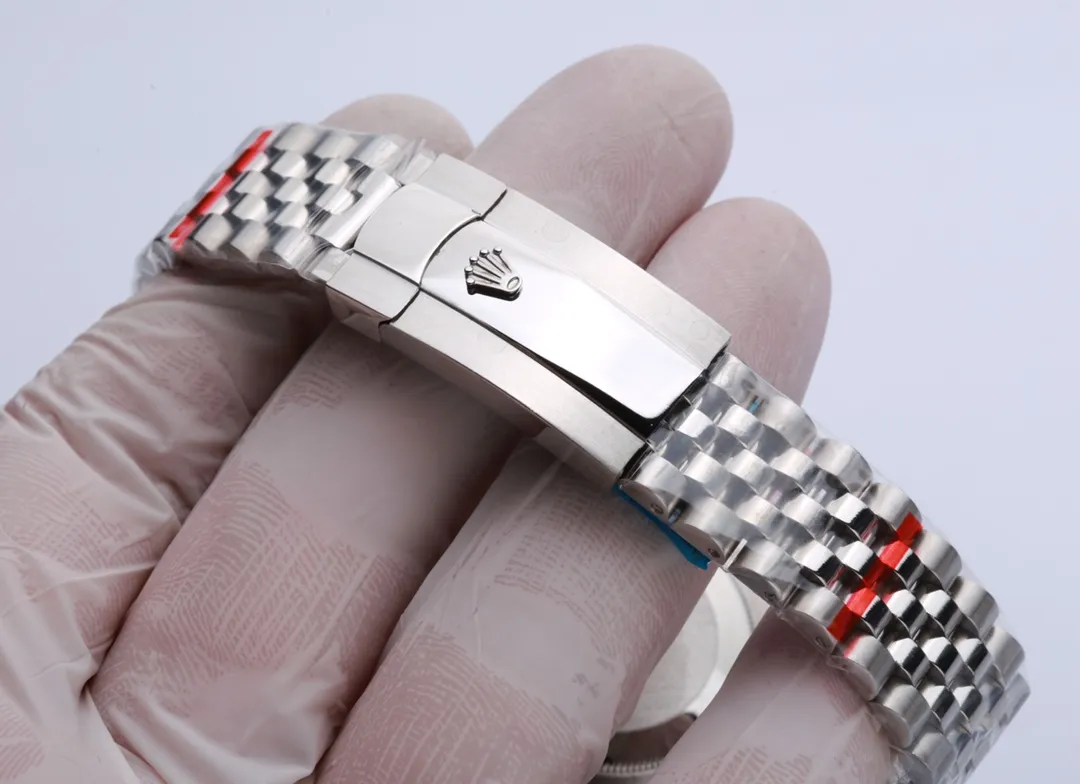 白钢: 670. 金➕20. J5强势回归‼️‼️J5出彩之作——劳力士蚝式恒动日志型41mm系列腕表,恒久优雅!出厂编码:M126338……6位内影编码与卡片一致,退换需整套配齐!【蚝式表壳,防水象征】腕表直径41mm,厚度跟原装一致,数据吻合正品1.经典的蚝式表壳搭配三角坑纹外圈2.把头采用旋入式设计,还原双扣锁双重防水系统3.表镜材质--抗刮损蓝水晶玻璃,防反光凸透式放大(2.5倍)日历窗【表带细节】不同表款搭配不同款钢带 1.纪念型表带Jubilee Bracelet(五珠带) 材质:不锈钢,纪念型,五排链节2.蚝式表链Oyster Bracelet(5株带)。材质:不锈钢,元首型,半环形三排链节3.表扣类型 折叠扣,隐蔽式摺叠皇冠带扣【机芯】采用精致而稳定的日本8215机芯稳重简约 矜持有度秀而不媚 恒久优雅! (极致的复刻要求造就高品质,玩的不止是概念!) (专注原装新机) 专注是一种态度,JH出品!