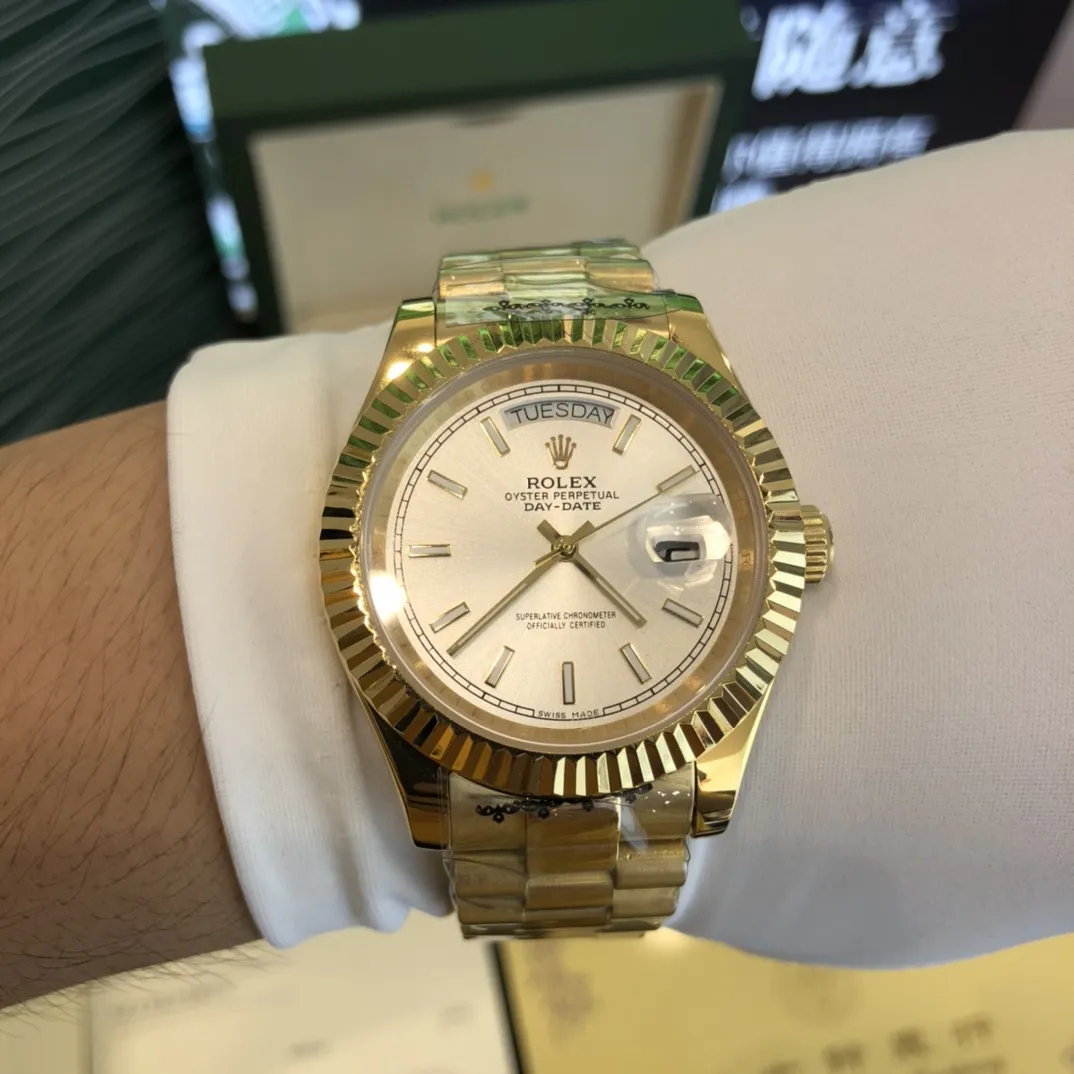 320💰 劳力士Rolex 日志系列双历腕表 采用全自动机械机芯 【表壳直径41mm 厚10mm与原装同步】有人钟情其精确，有人欣赏其典雅，有人喜爱其坚固，至尊名表劳力士（Rolex），品质精良，工艺精湛，糅合尊贵、典雅和独特气质于一身，位列世界手表业之翘楚，被称为&ldquo;精确&rdquo;的代名词！专注品质，不忘初衷！ 实物无P图拍摄效果！